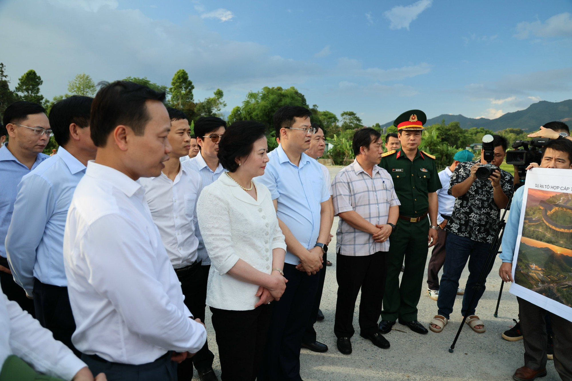 Phó Thủ tướng Phạm Thị Thanh Trà dâng hương tưởng niệm tại nơi đặt Sở Chỉ huy Chiến dịch Điện Biên Phủ- Ảnh 6. Phó Thủ tướng Phạm Thị Thanh Trà dâng hương tưởng niệm tại nơi đặt Sở Chỉ huy Chiến dịch Điện Biên Phủ- Ảnh 6.