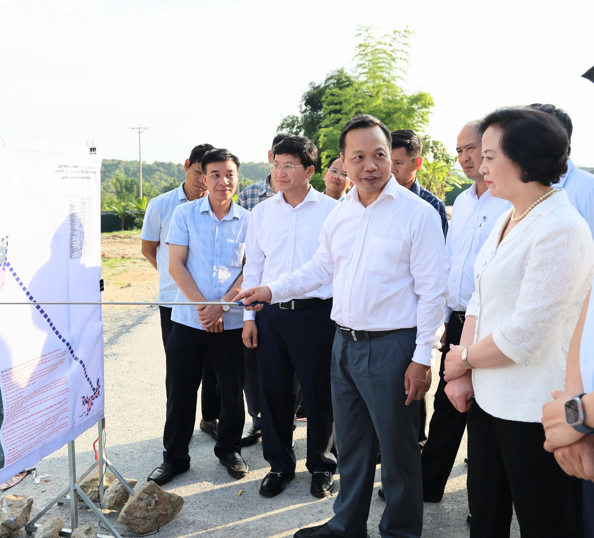 Phó Thủ tướng Phạm Thị Thanh Trà dâng hương tưởng niệm tại nơi đặt Sở Chỉ huy Chiến dịch Điện Biên Phủ- Ảnh 5. Phó Thủ tướng Phạm Thị Thanh Trà dâng hương tưởng niệm tại nơi đặt Sở Chỉ huy Chiến dịch Điện Biên Phủ- Ảnh 5.