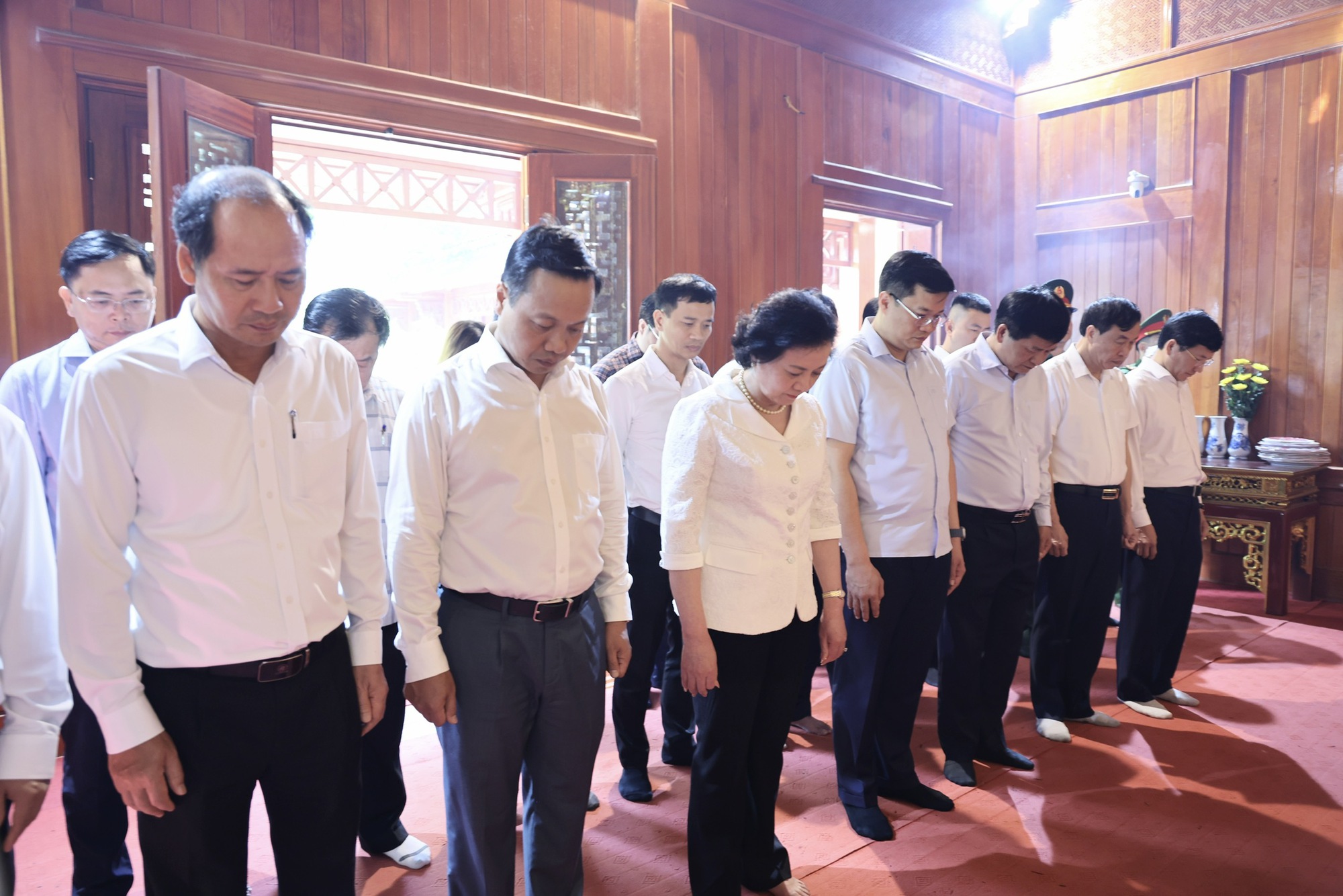 Phó Thủ tướng Phạm Thị Thanh Trà dâng hương tưởng niệm tại nơi đặt Sở Chỉ huy Chiến dịch Điện Biên Phủ- Ảnh 2. Phó Thủ tướng Phạm Thị Thanh Trà dâng hương tưởng niệm tại nơi đặt Sở Chỉ huy Chiến dịch Điện Biên Phủ- Ảnh 2.