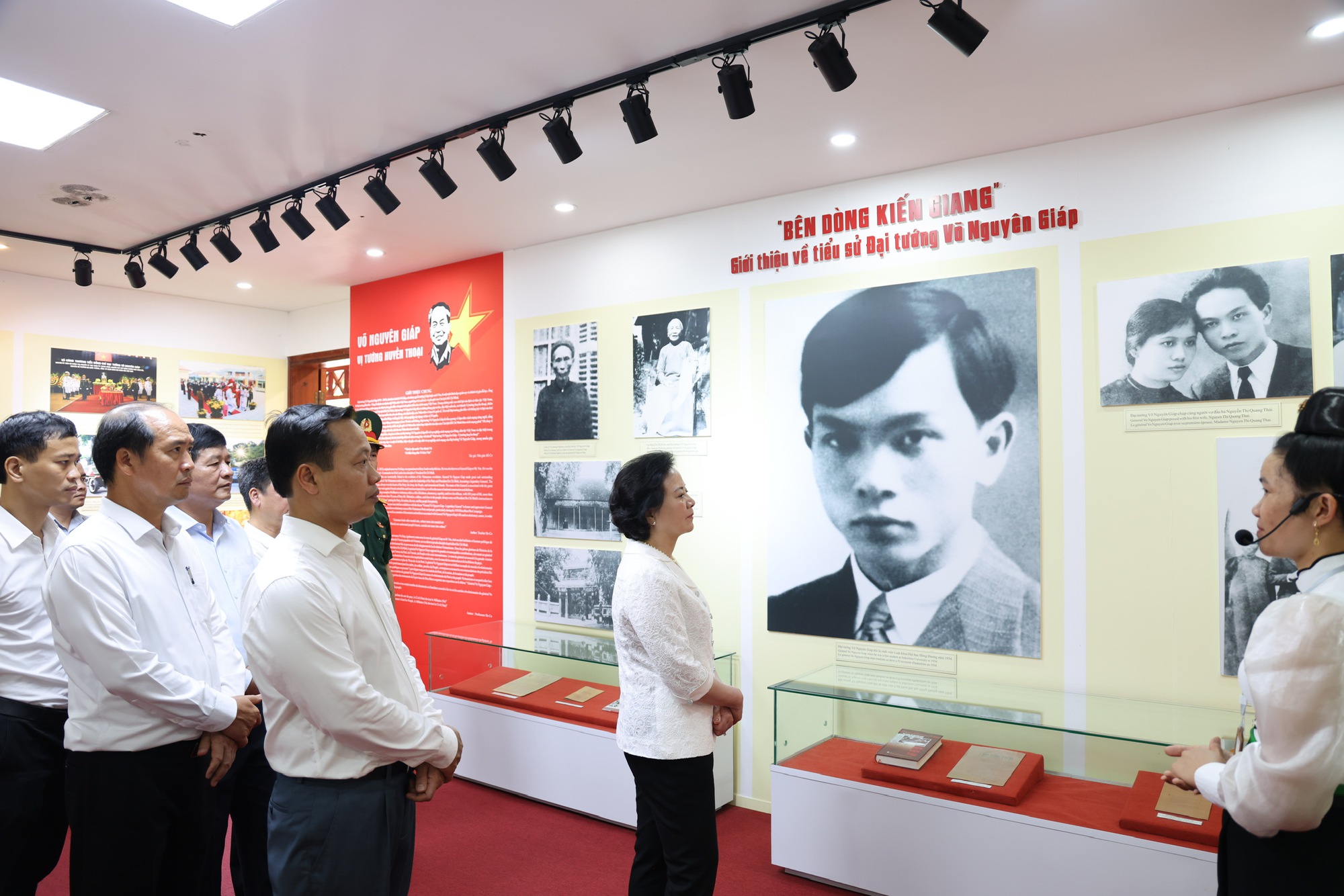 Phó Thủ tướng Phạm Thị Thanh Trà dâng hương tưởng niệm tại nơi đặt Sở Chỉ huy Chiến dịch Điện Biên Phủ- Ảnh 4. Phó Thủ tướng Phạm Thị Thanh Trà dâng hương tưởng niệm tại nơi đặt Sở Chỉ huy Chiến dịch Điện Biên Phủ- Ảnh 4.