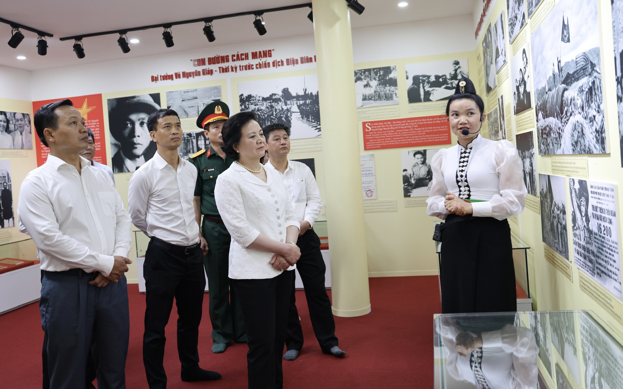 Phó Thủ tướng Phạm Thị Thanh Trà dâng hương tưởng niệm tại nơi đặt Sở Chỉ huy Chiến dịch Điện Biên Phủ
