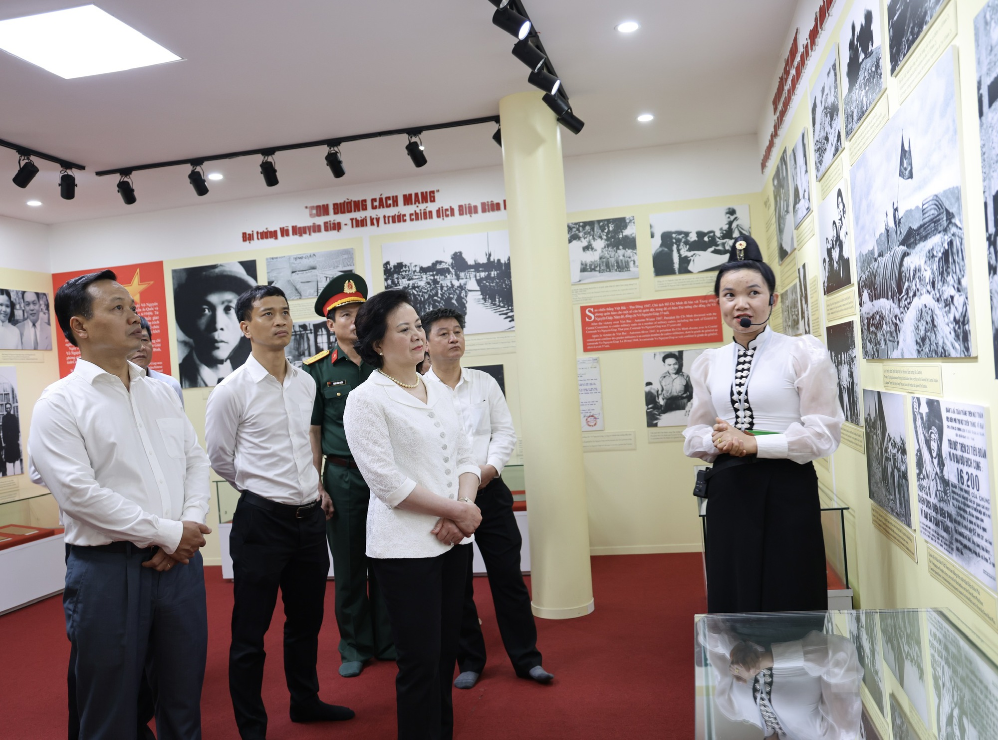 Phó Thủ tướng Phạm Thị Thanh Trà dâng hương tưởng niệm tại nơi đặt Sở Chỉ huy Chiến dịch Điện Biên Phủ- Ảnh 3. Phó Thủ tướng Phạm Thị Thanh Trà dâng hương tưởng niệm tại nơi đặt Sở Chỉ huy Chiến dịch Điện Biên Phủ- Ảnh 3.