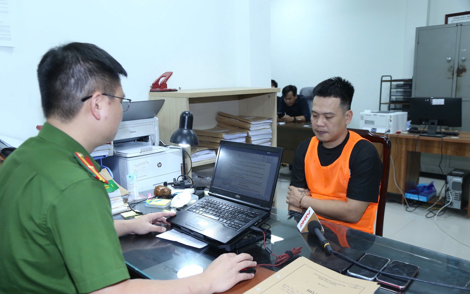 Triệt phá đường dây phát sóng bóng đá lậu quy mô lớn