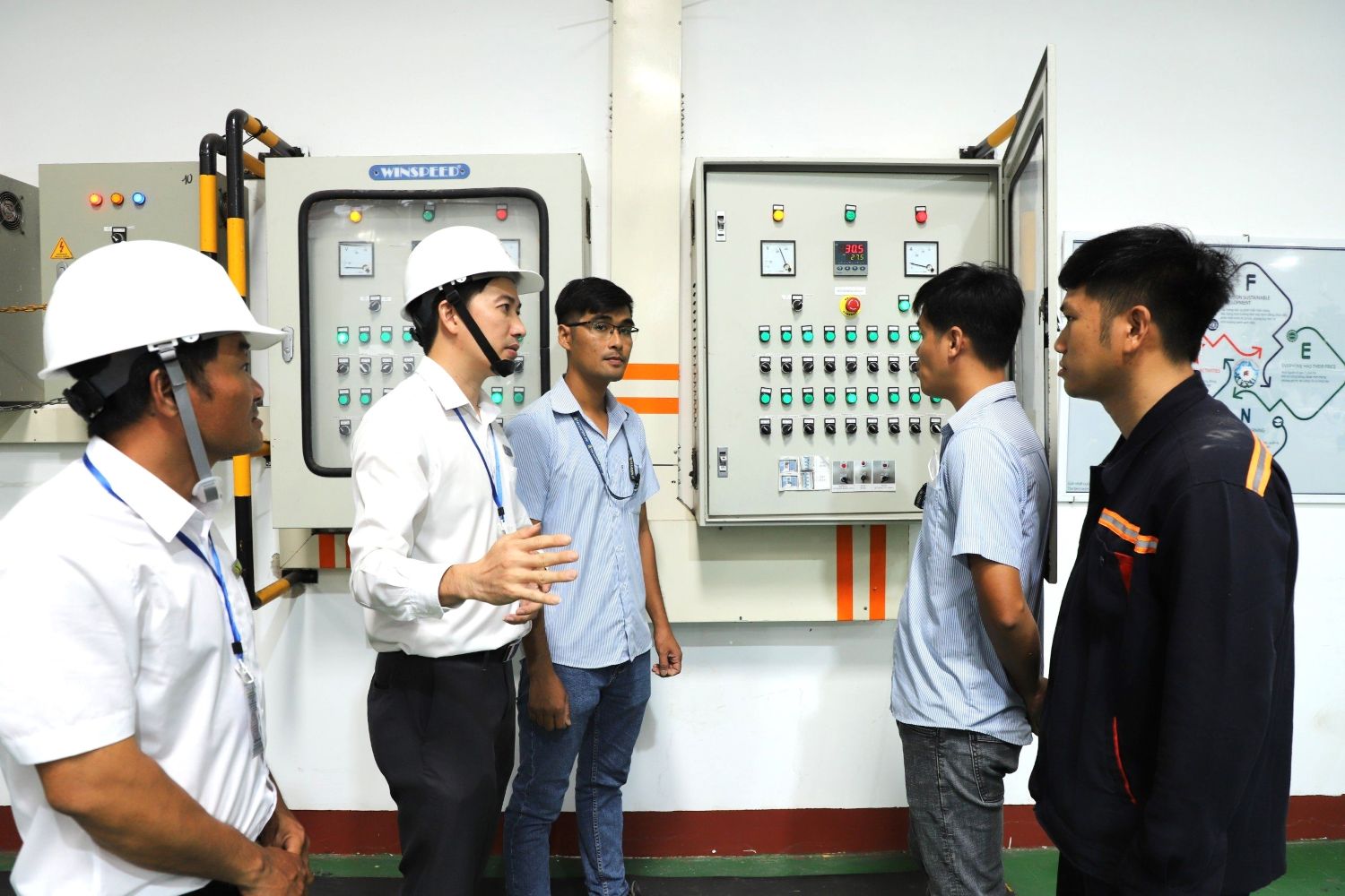 EVNSPC: Tăng cường thực hành tiết kiệm điện tại nơi làm việc- Ảnh 3.