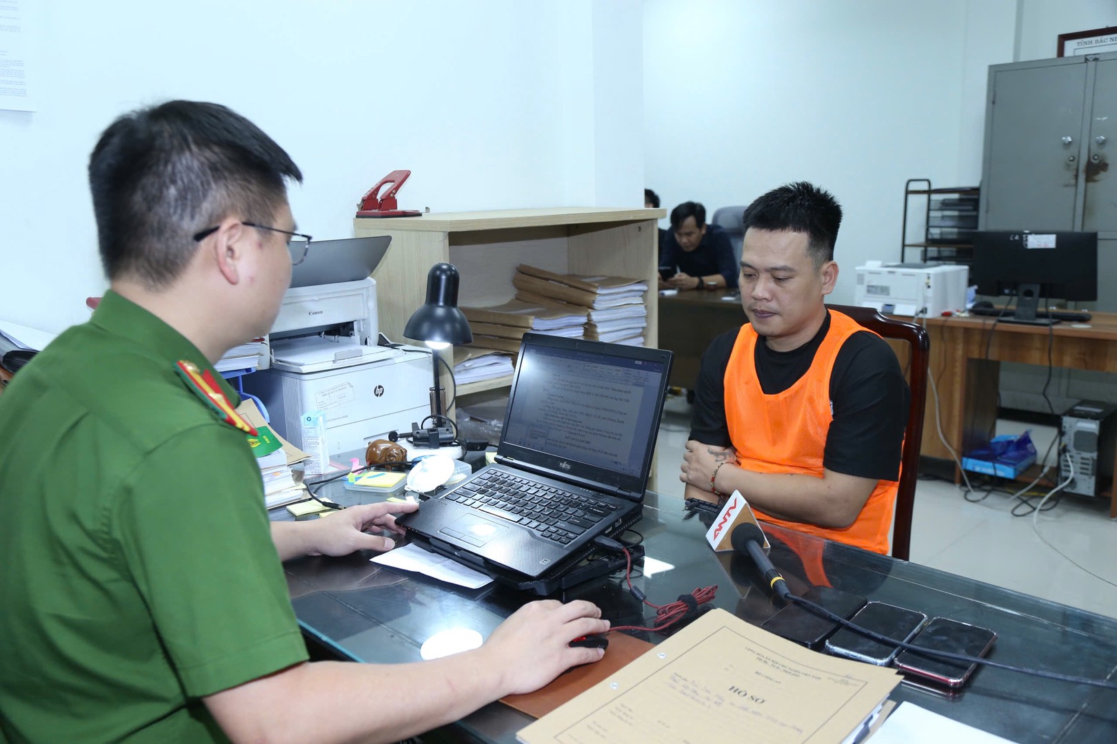 Triệt phá đường dây phát sóng bóng đá lậu quy mô lớn- Ảnh 1.