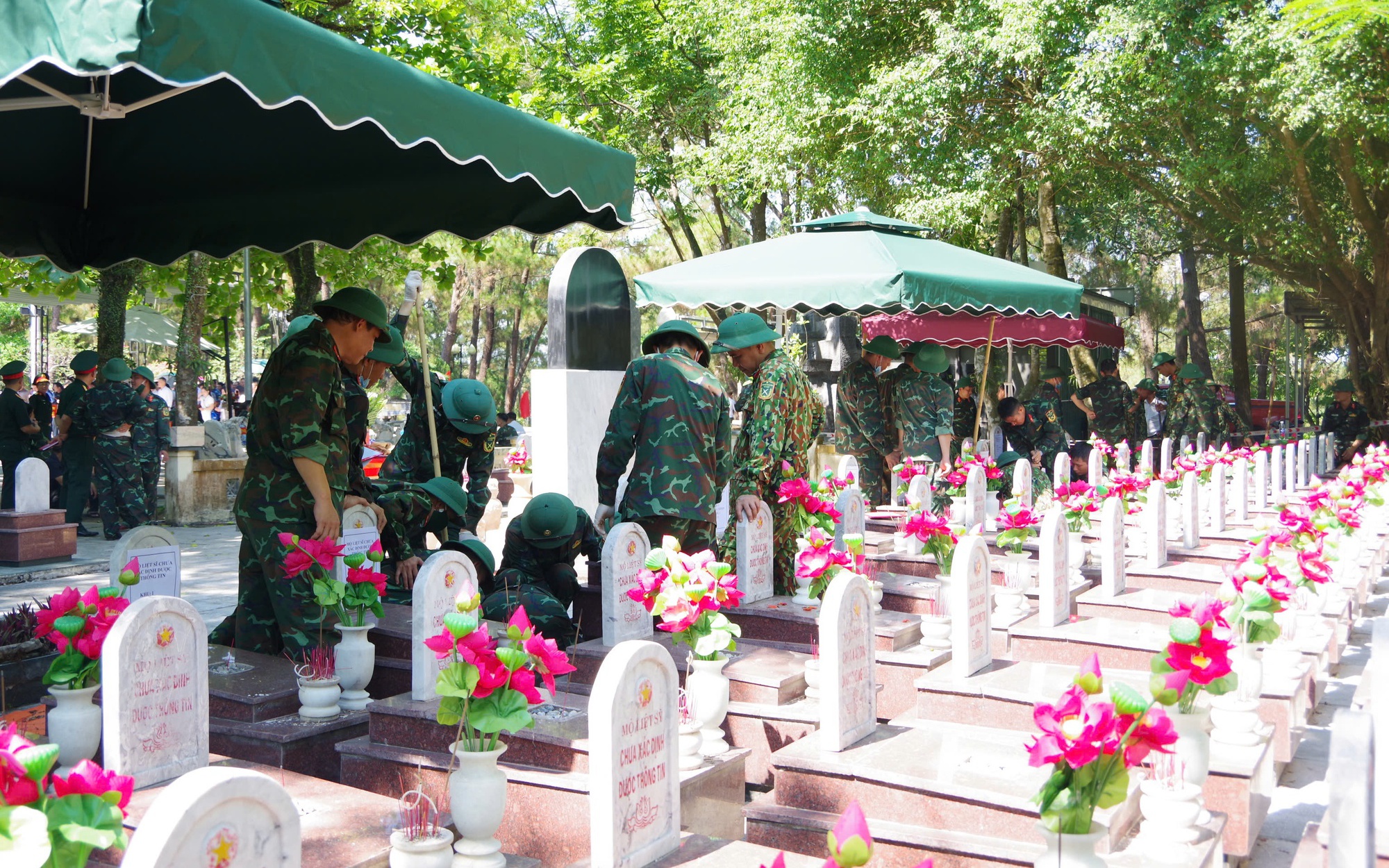 Lấy mẫu phẩm các phần mộ chưa xác định thông tin tại Nghĩa trang Liệt sĩ Quốc gia Trường Sơn