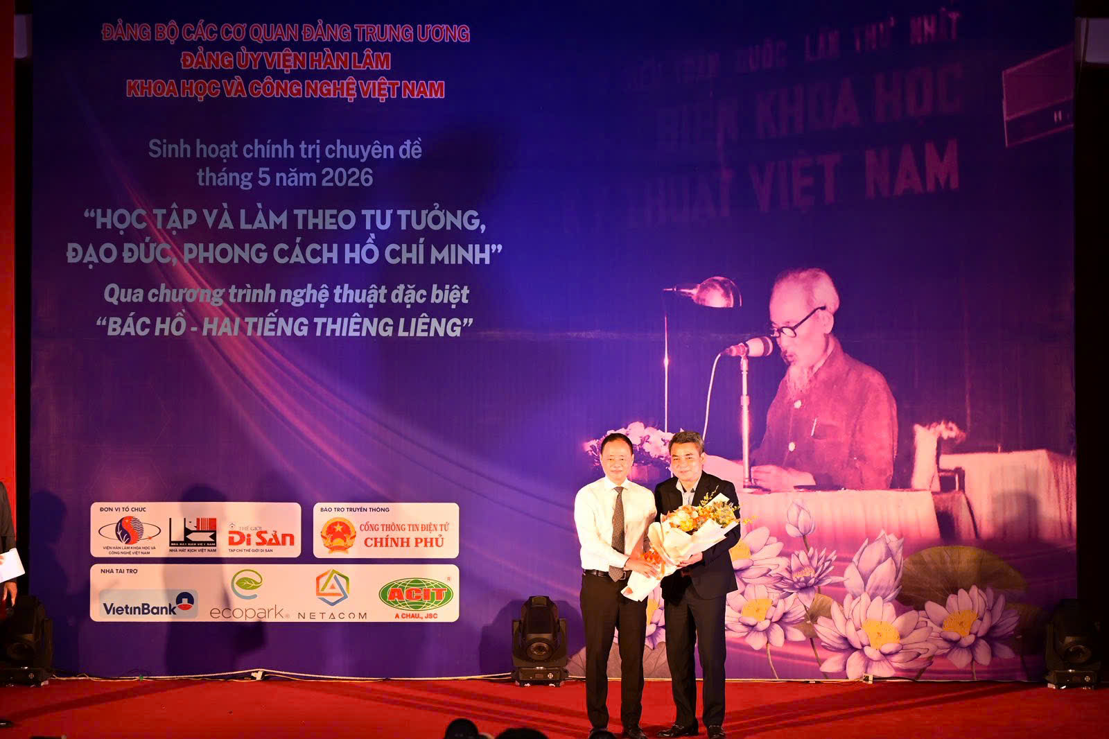 Đổi mới sinh hoạt chính trị qua chương trình nghệ thuật đặc biệt 'Bác Hồ - Hai tiếng thiêng liêng'- Ảnh 2. Đổi mới sinh hoạt chính trị qua chương trình nghệ thuật đặc biệt 'Bác Hồ - Hai tiếng thiêng liêng'- Ảnh 2.