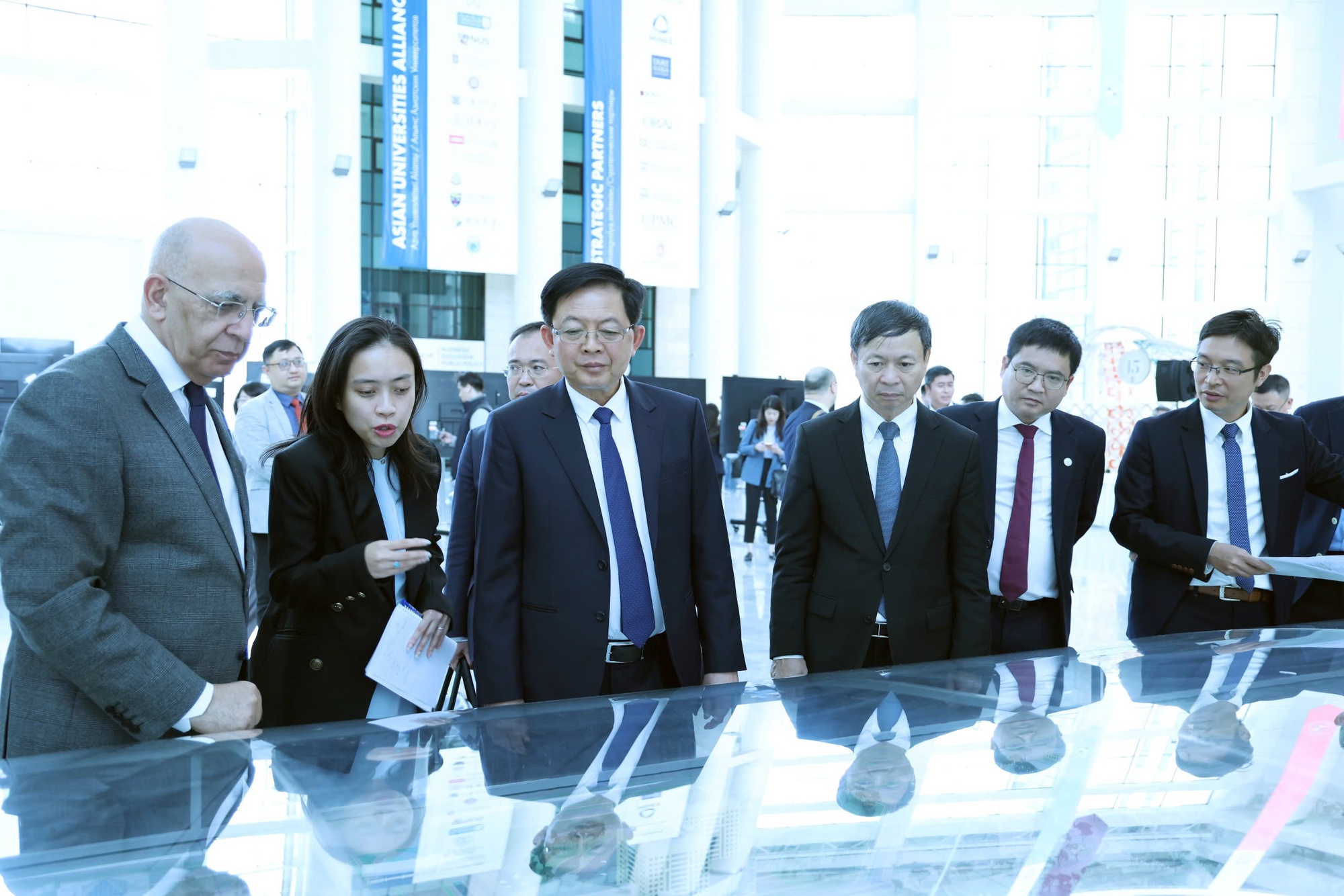 Phó Thủ tướng Hồ Quốc Dũng thăm Đại học hàng đầu Kazakhstan và Trung tâm đổi mới sáng tạo Astana Hub- Ảnh 1.