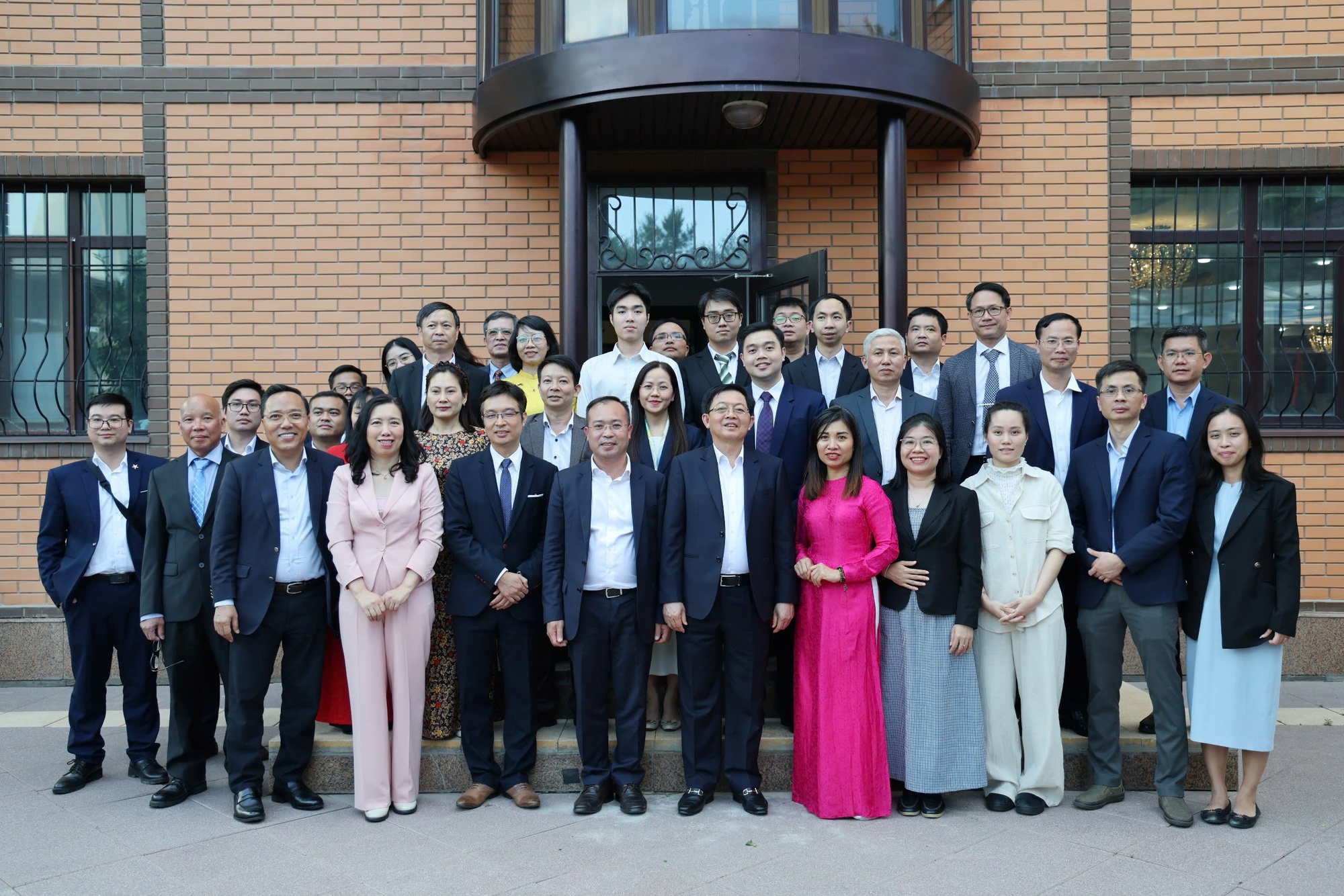 Phó Thủ tướng Hồ Quốc Dũng thăm Đại học hàng đầu Kazakhstan và Trung tâm đổi mới sáng tạo Astana Hub- Ảnh 10.