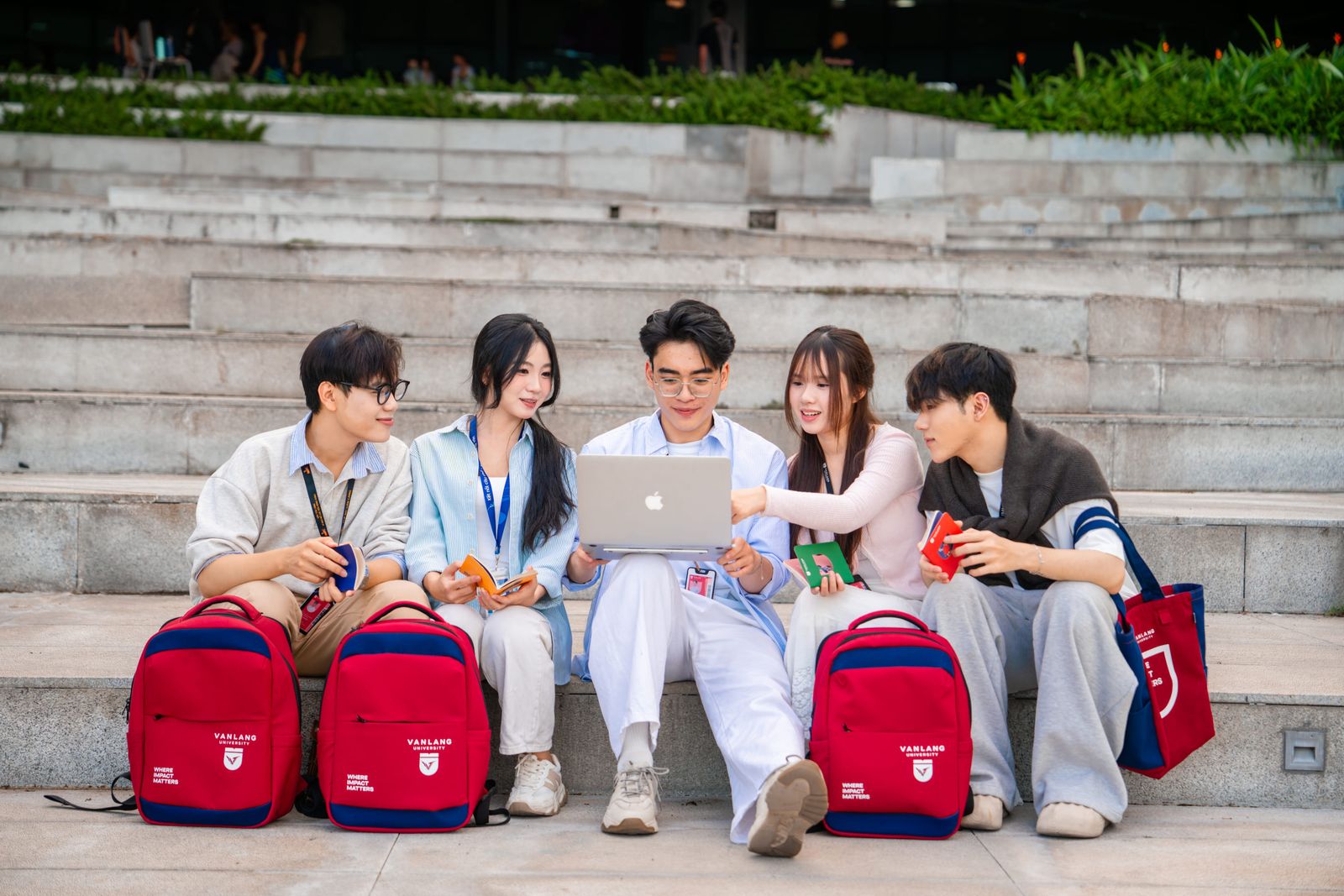 Tuyển chọn nhân lực chất lượng cao: Trường Đại học Văn Lang công bố học bổng tinh hoa 800 triệu đồng/suất- Ảnh 1.