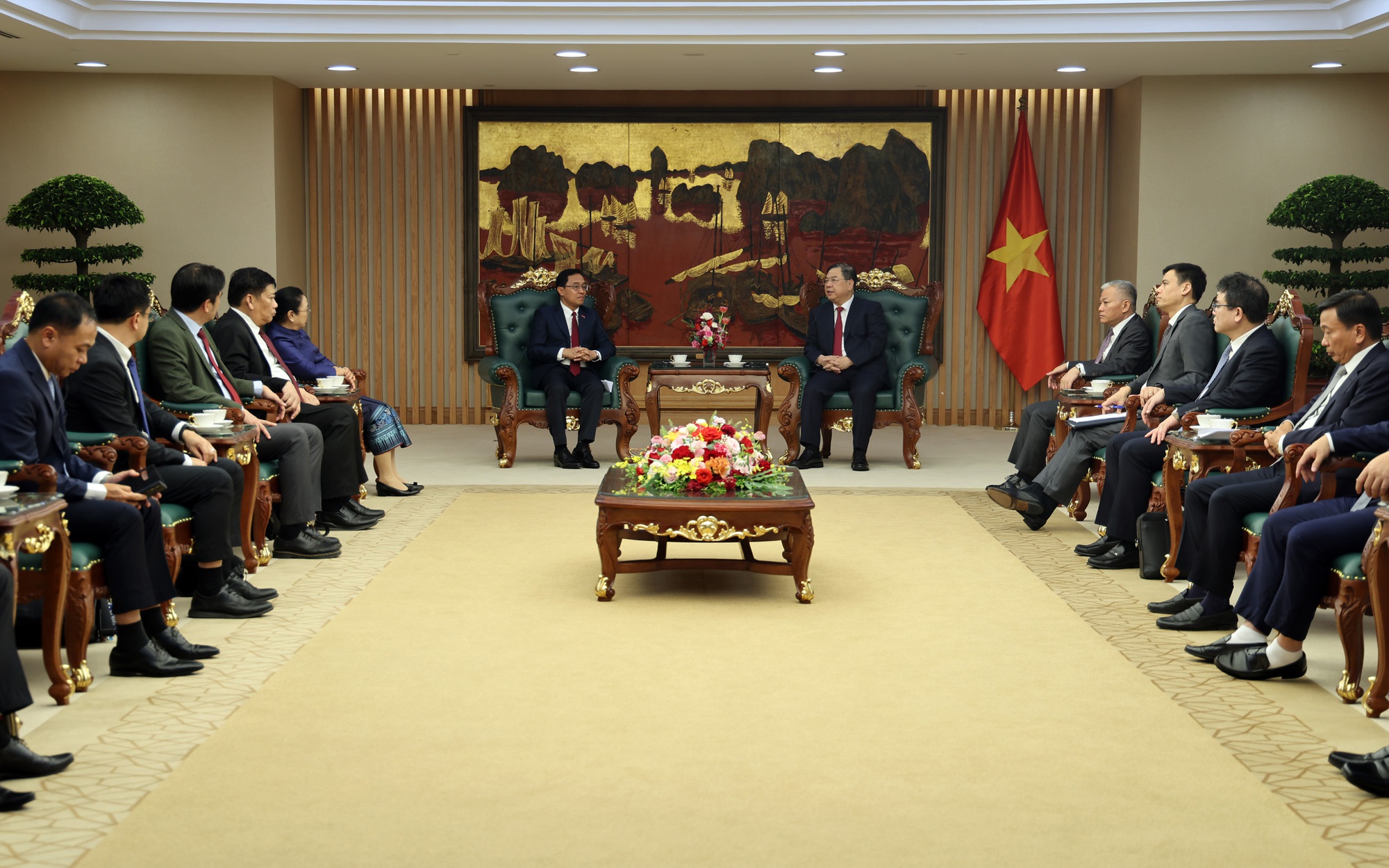 Phó Thủ tướng Thường trực Phạm Gia Túc tiếp Bộ trưởng Bộ Công chính và Vận tải Lào Leklay Sivilay- Ảnh 3.