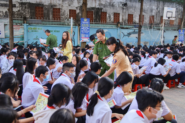 Công khai đường dây nóng tiếp nhận phản ánh về bạo lực học đường- Ảnh 1.