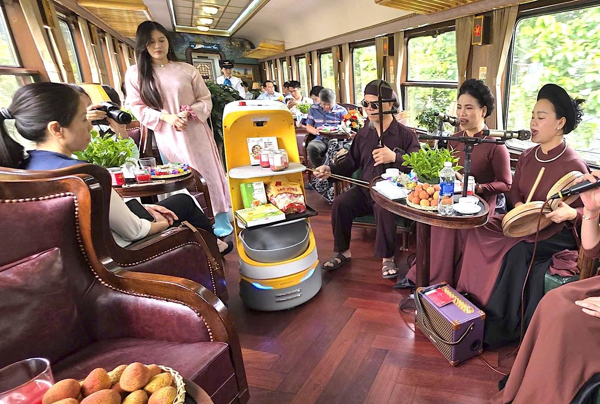 Đường sắt thử nghiệm robot công nghệ Al phục vụ đón khách trên tàu- Ảnh 1. Đường sắt thử nghiệm robot công nghệ Al phục vụ đón khách trên tàu- Ảnh 1.