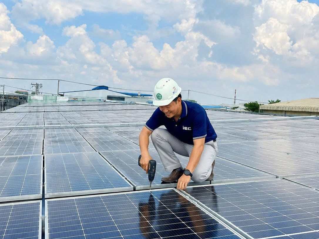 TPHCM thúc đẩy phát triển điện mặt trời mái nhà, hướng tới sử dụng năng lượng xanh- Ảnh 2.