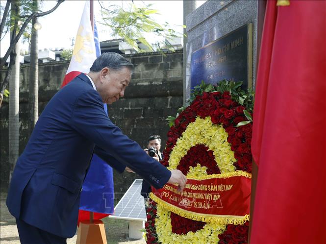 Tổng Bí thư, Chủ tịch nước Tô Lâm dâng hoa tại Tượng đài Chủ tịch Hồ Chí Minh ở Philippines- Ảnh 2. Tổng Bí thư, Chủ tịch nước Tô Lâm dâng hoa tại Tượng đài Chủ tịch Hồ Chí Minh ở Philippines- Ảnh 2.