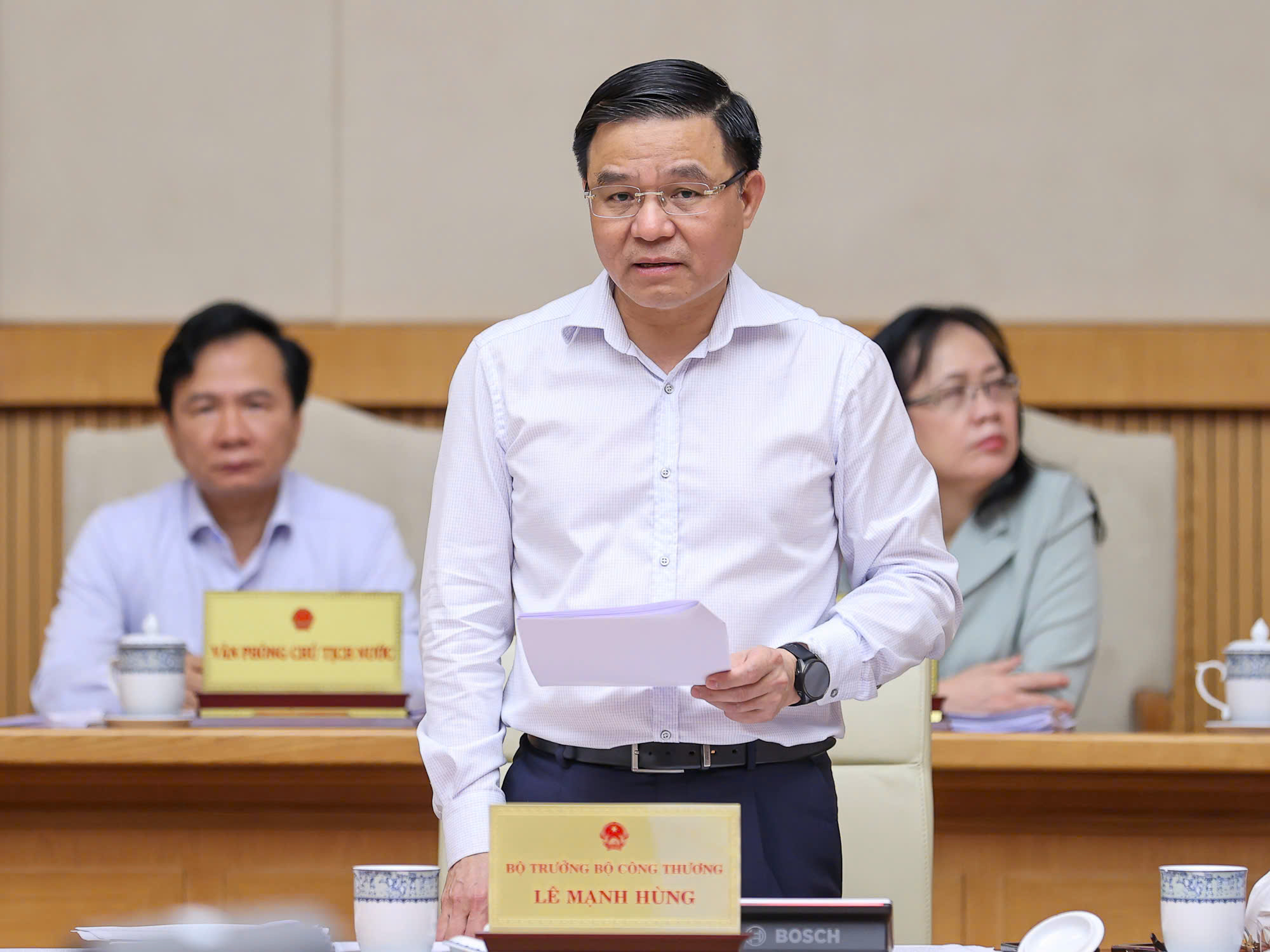 Bộ trưởng Bộ Công Thương: Nguồn cung xăng dầu và điện được bảo đảm, không để xảy ra gián đoạn- Ảnh 1.