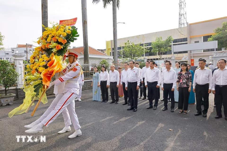 Chủ tịch Quốc hội Trần Thanh Mẫn dâng hương tại Di tích lịch sử văn hóa quốc gia Dinh quận Hóc Môn- Ảnh 1.