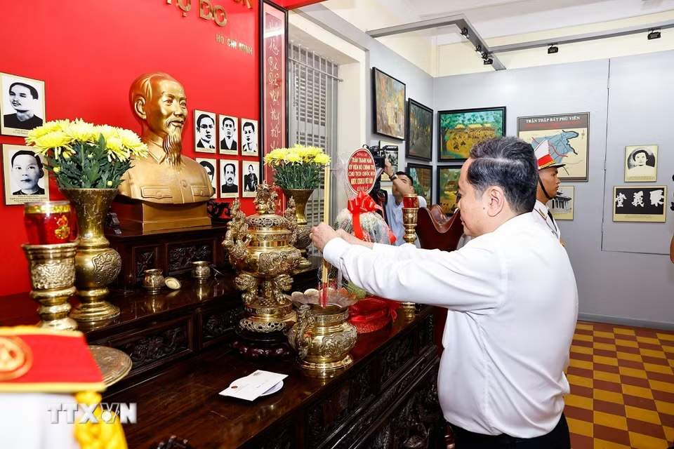 Chủ tịch Quốc hội Trần Thanh Mẫn dâng hương tại Di tích lịch sử văn hóa quốc gia Dinh quận Hóc Môn- Ảnh 2.