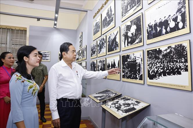 Chủ tịch Quốc hội Trần Thanh Mẫn dâng hương tại Di tích lịch sử văn hóa quốc gia Dinh quận Hóc Môn- Ảnh 3.