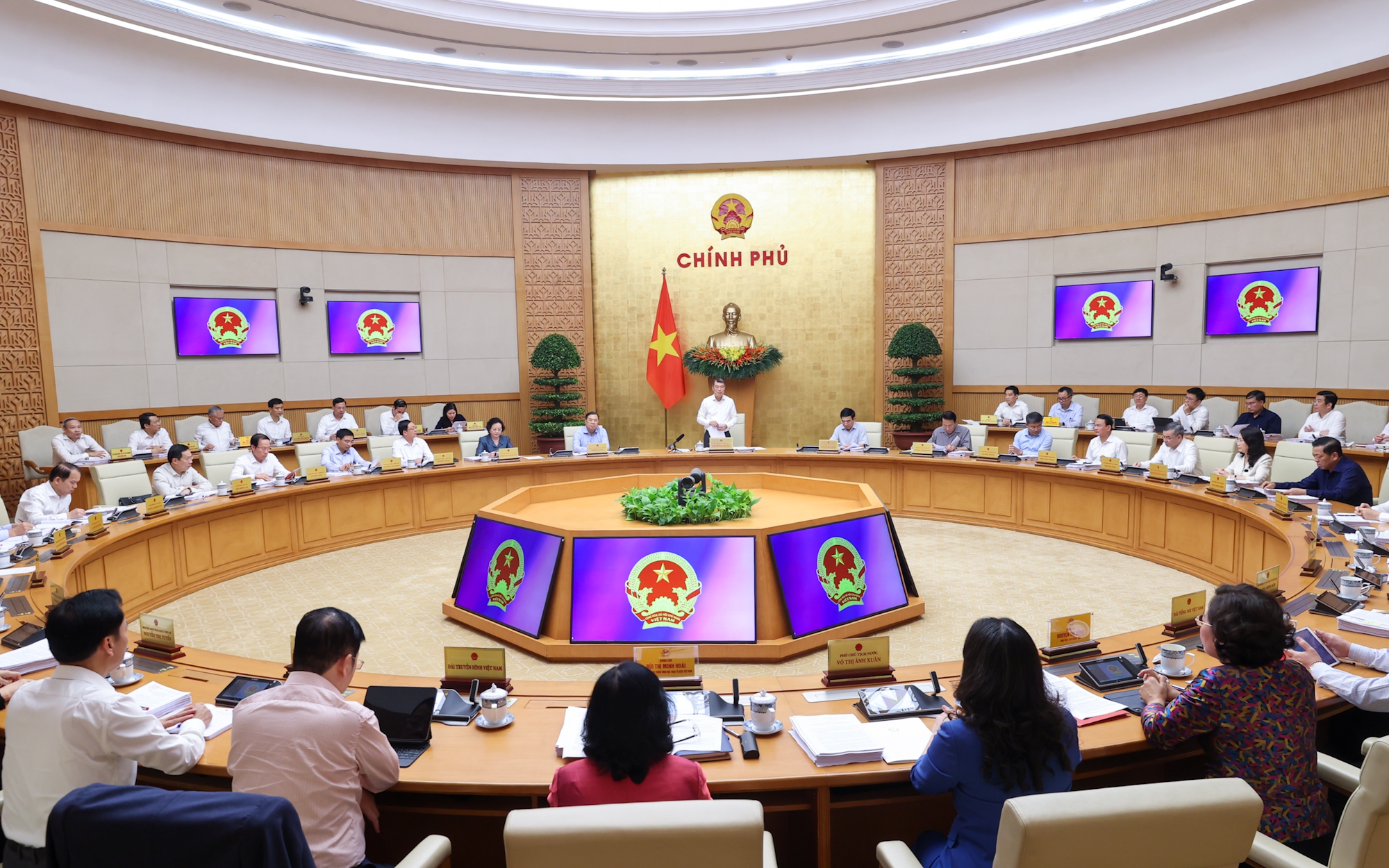Thủ tướng Lê Minh Hưng chủ trì phiên họp thường kỳ đầu tiên của Chính phủ khóa XVI