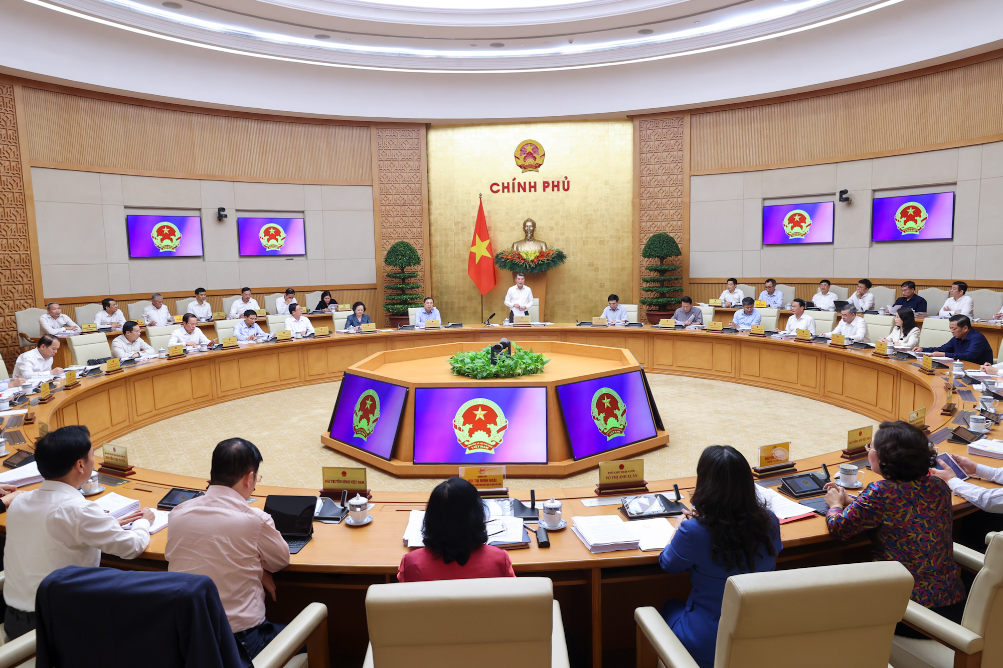 Thủ tướng Lê Minh Hưng chủ trì phiên họp thường kỳ đầu tiên của Chính phủ khóa XVI- Ảnh 1.