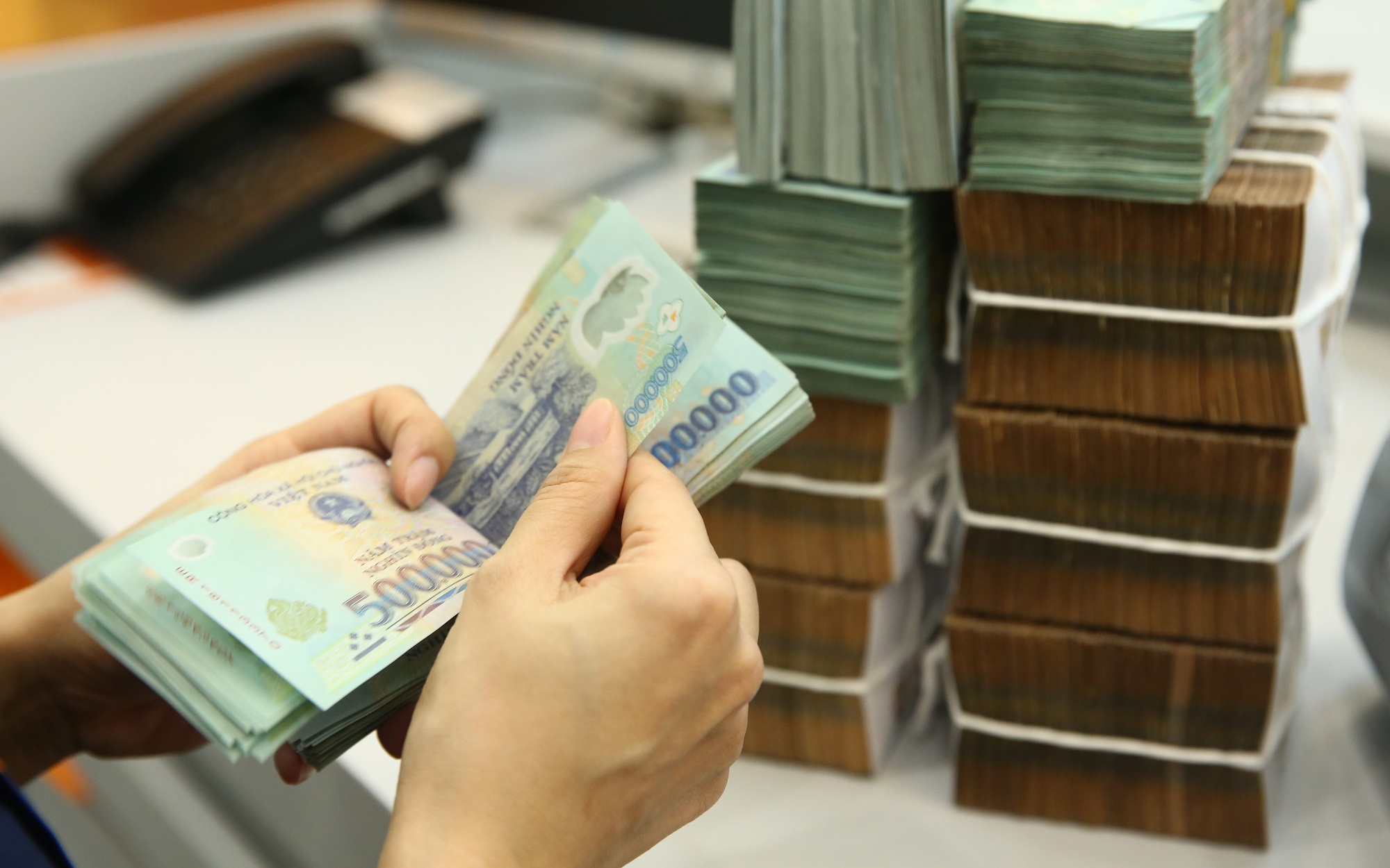 Linh hoạt trong điều hành lãi suất để ‘giữ nhịp’ dòng vốn