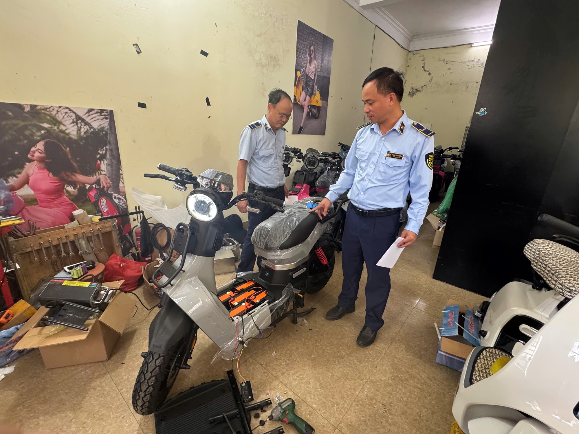Phát hiện cơ sở kinh doanh xe đạp điện 'trá hình', tiềm ẩn nguy cơ mất an toàn giao thông- Ảnh 1.