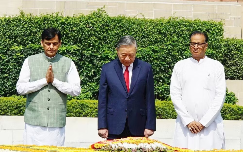 Tổng Bí thư, Chủ tịch nước Tô Lâm đặt vòng hoa tại Khu tưởng niệm Mahatma Gandhi và Tượng Chủ tịch Hồ Chí Minh