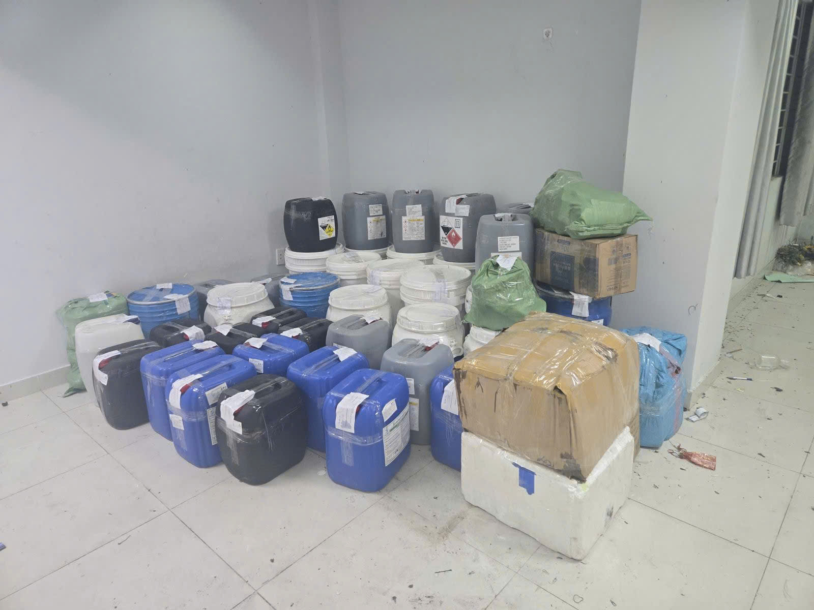 Triệt phá đường dây sản xuất giấm Acetic giả, có thể gây tử vong nếu dùng nồng độ cao- Ảnh 1.