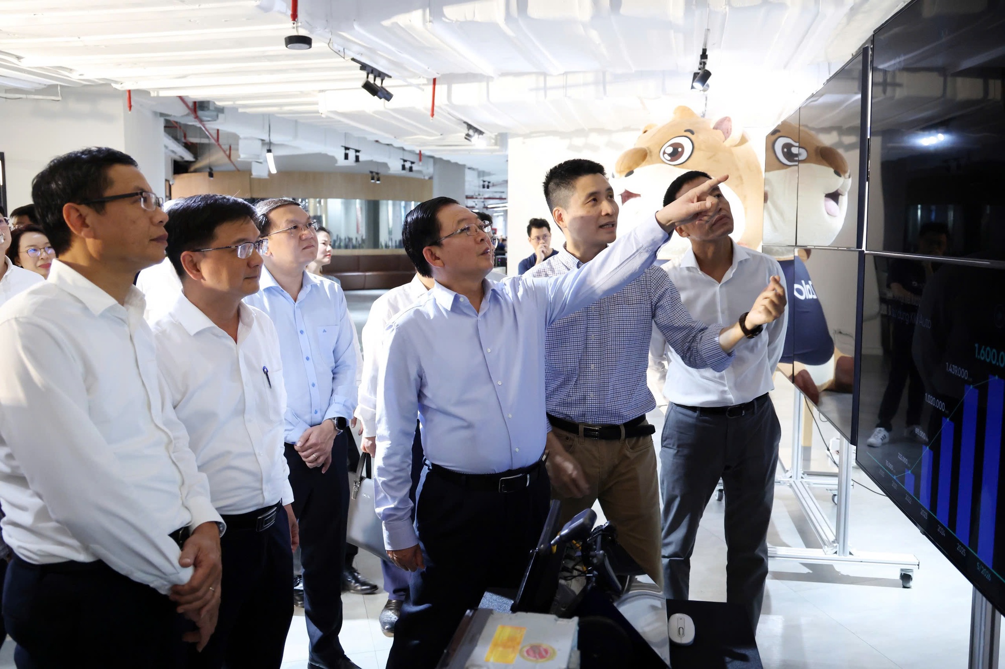 Phó Thủ tướng Hồ Quốc Dũng: Doanh nghiệp Việt cần tiên phong làm chủ AI, UAV chiến lược- Ảnh 3.