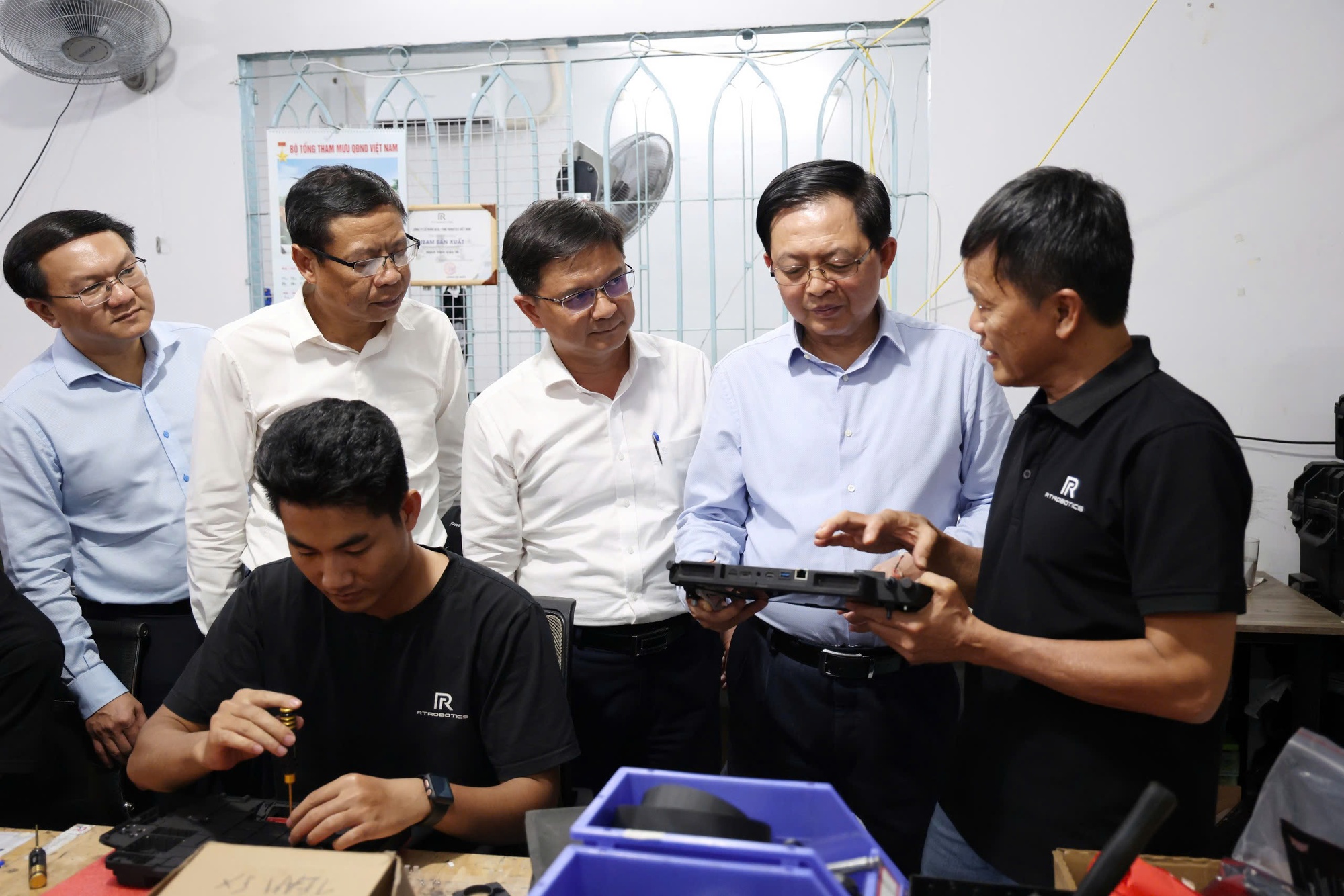 Phó Thủ tướng Hồ Quốc Dũng: Doanh nghiệp Việt cần tiên phong làm chủ AI, UAV chiến lược- Ảnh 5.