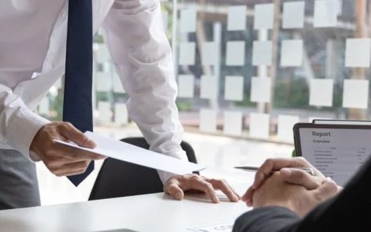 Bị kỷ luật hạ bậc lương, tính thời điểm nâng lương thế nào?