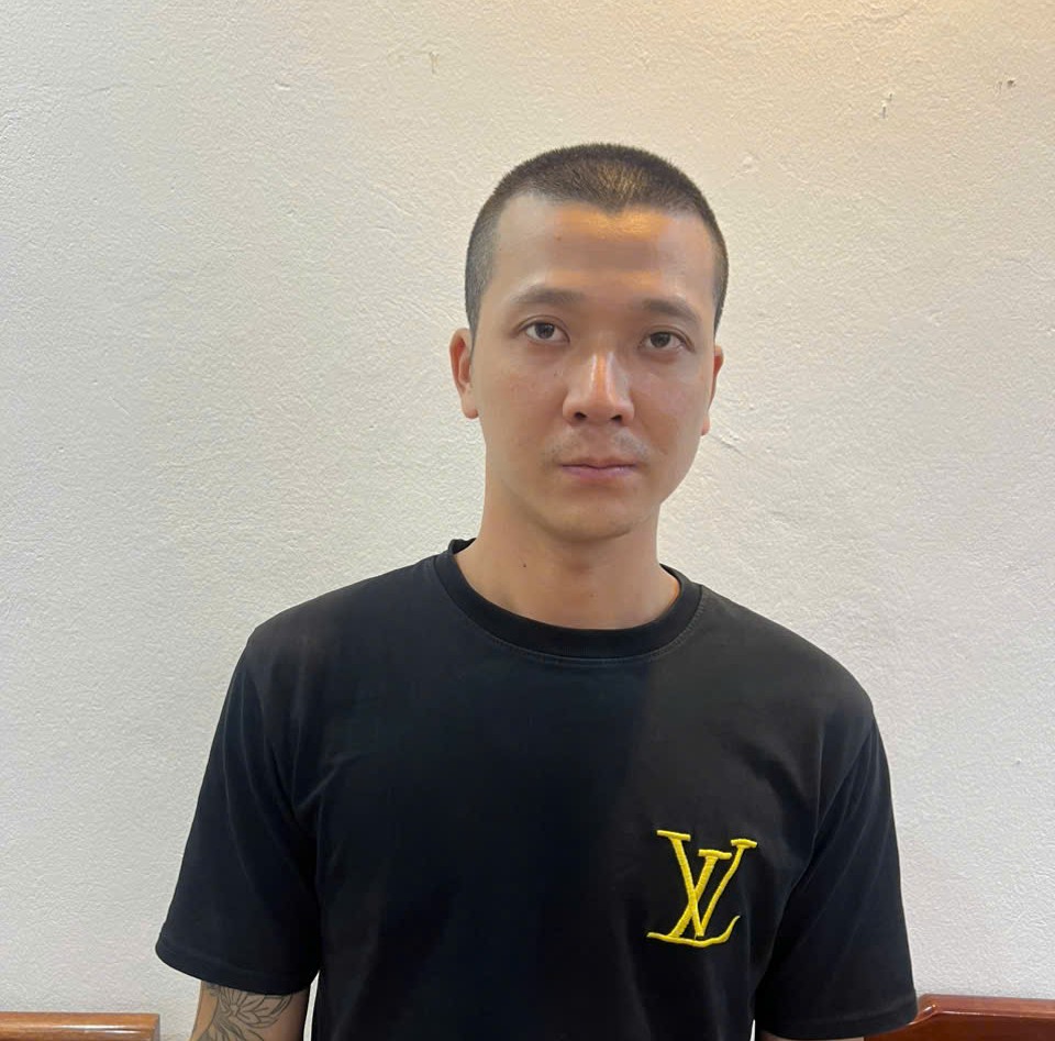 Bắt giữ đối tượng dùng dao đe doạ hai vợ chồng tại bến chờ xe buýt- Ảnh 1.
