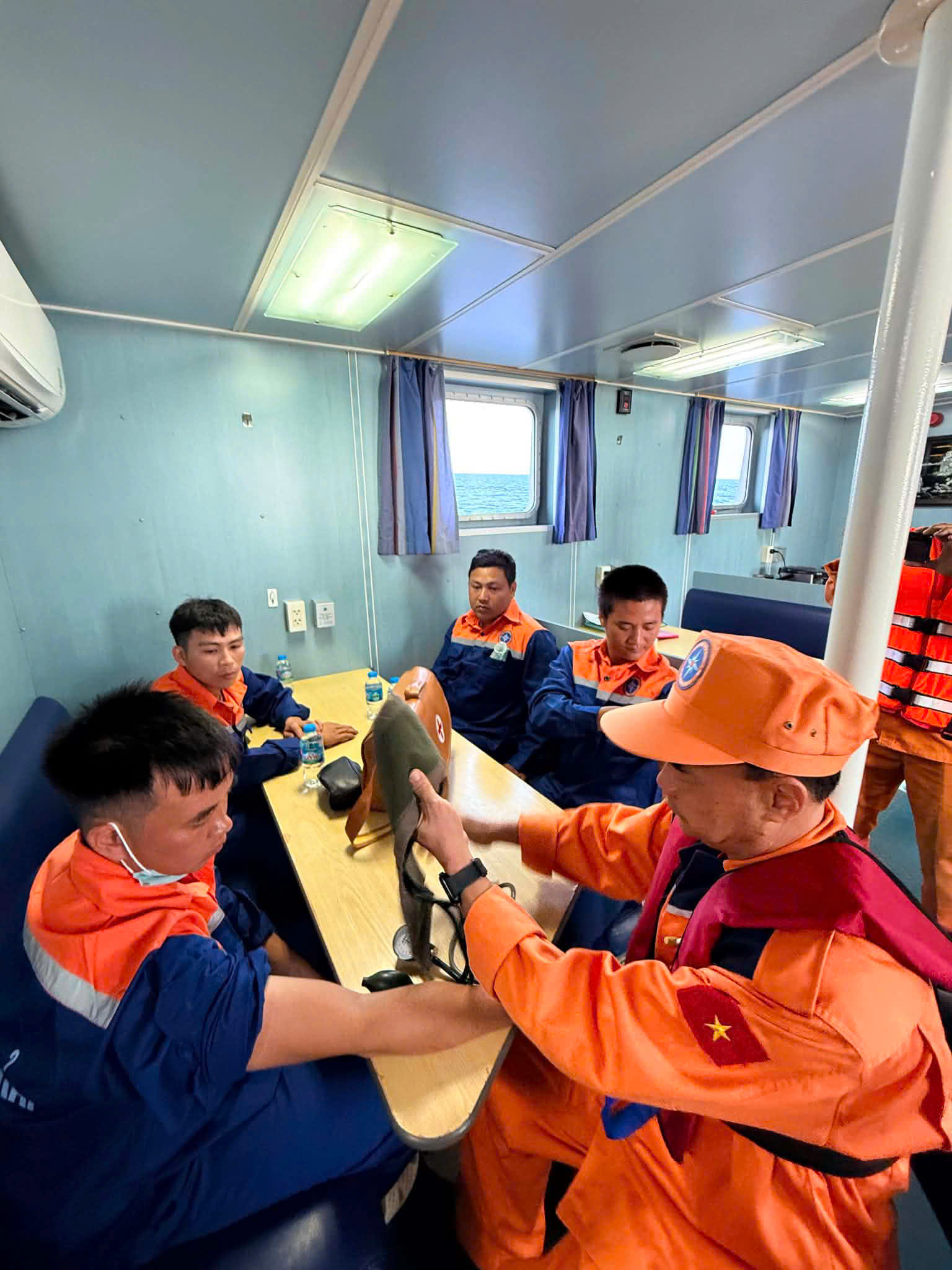 Cứu 4 ngư dân tàu cá bị chìm tại khu vực đảo Long Châu- Ảnh 5.