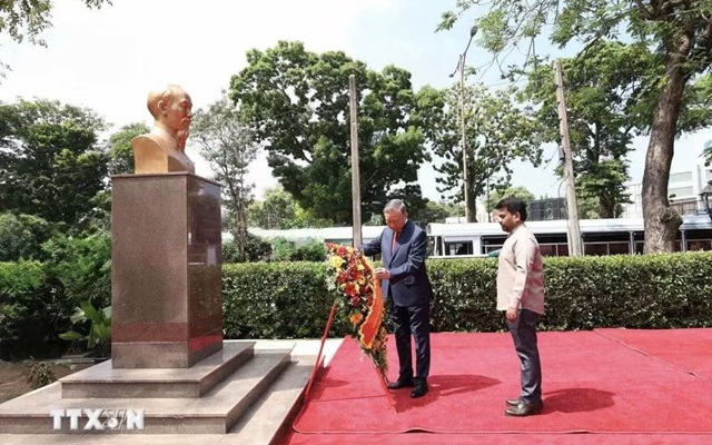 Tổng Bí thư, Chủ tịch nước Tô Lâm dâng hoa tại Tượng Chủ tịch Hồ Chí Minh ở Colombo