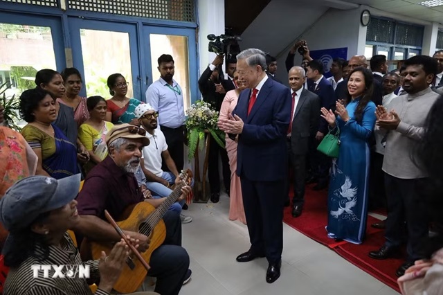 Tổng Bí thư, Chủ tịch nước Tô Lâm dâng hoa tại Tượng Chủ tịch Hồ Chí Minh ở Colombo- Ảnh 3.
