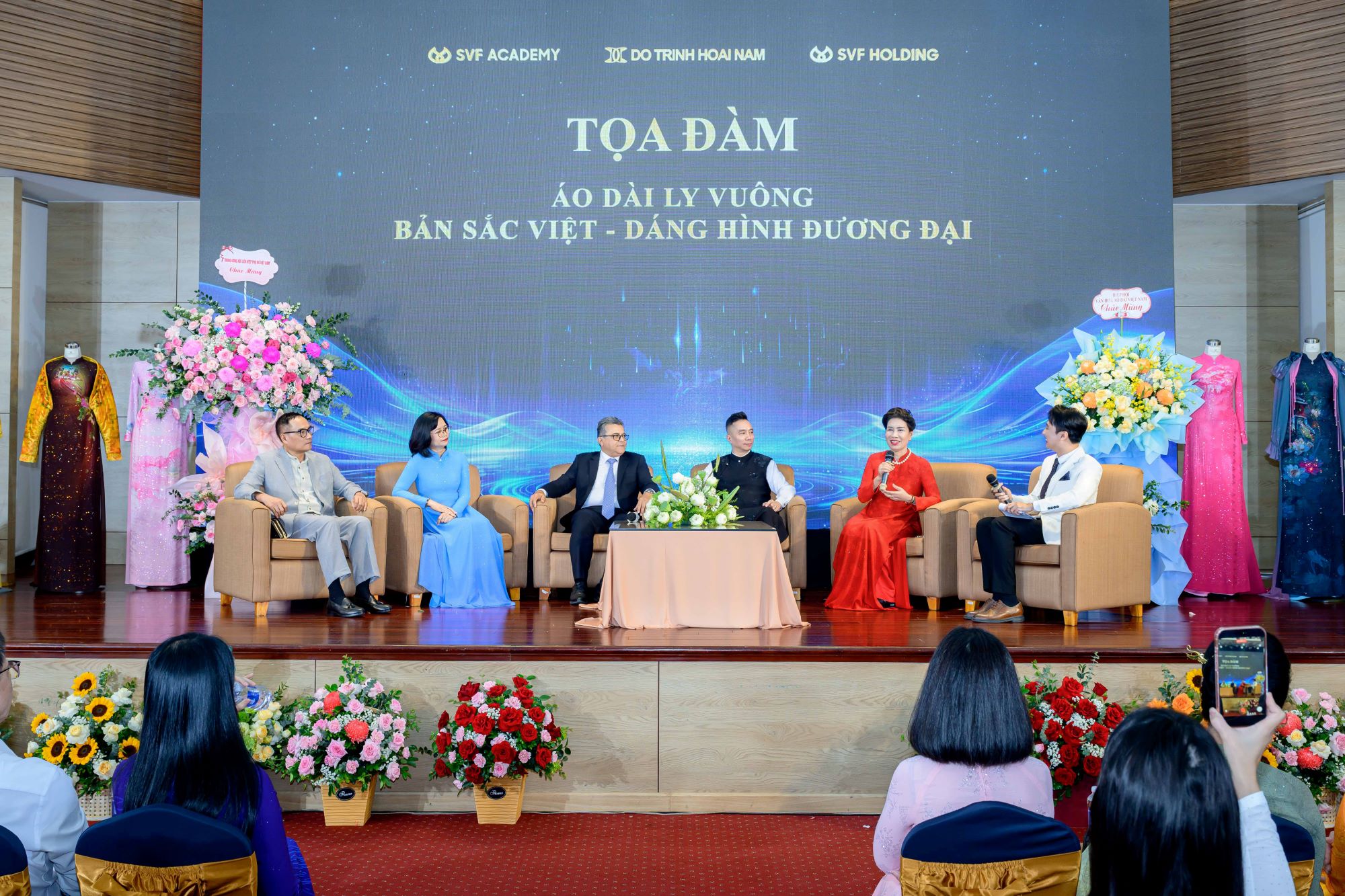 Áo Dài lập Kỷ lục Người Việt Toàn cầu: Khẳng định vị thế và sức sống áo dài Việt Nam - Ảnh 2. Áo Dài lập Kỷ lục Người Việt Toàn cầu: Khẳng định vị thế và sức sống áo dài Việt Nam - Ảnh 2.