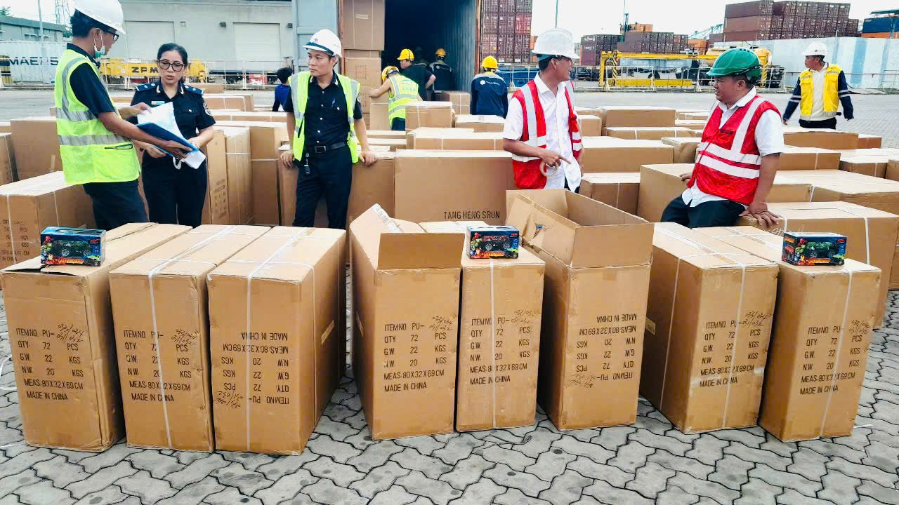 Hải quan phát hiện nhiều sản phẩm giả thương hiệu quốc tế- Ảnh 1.