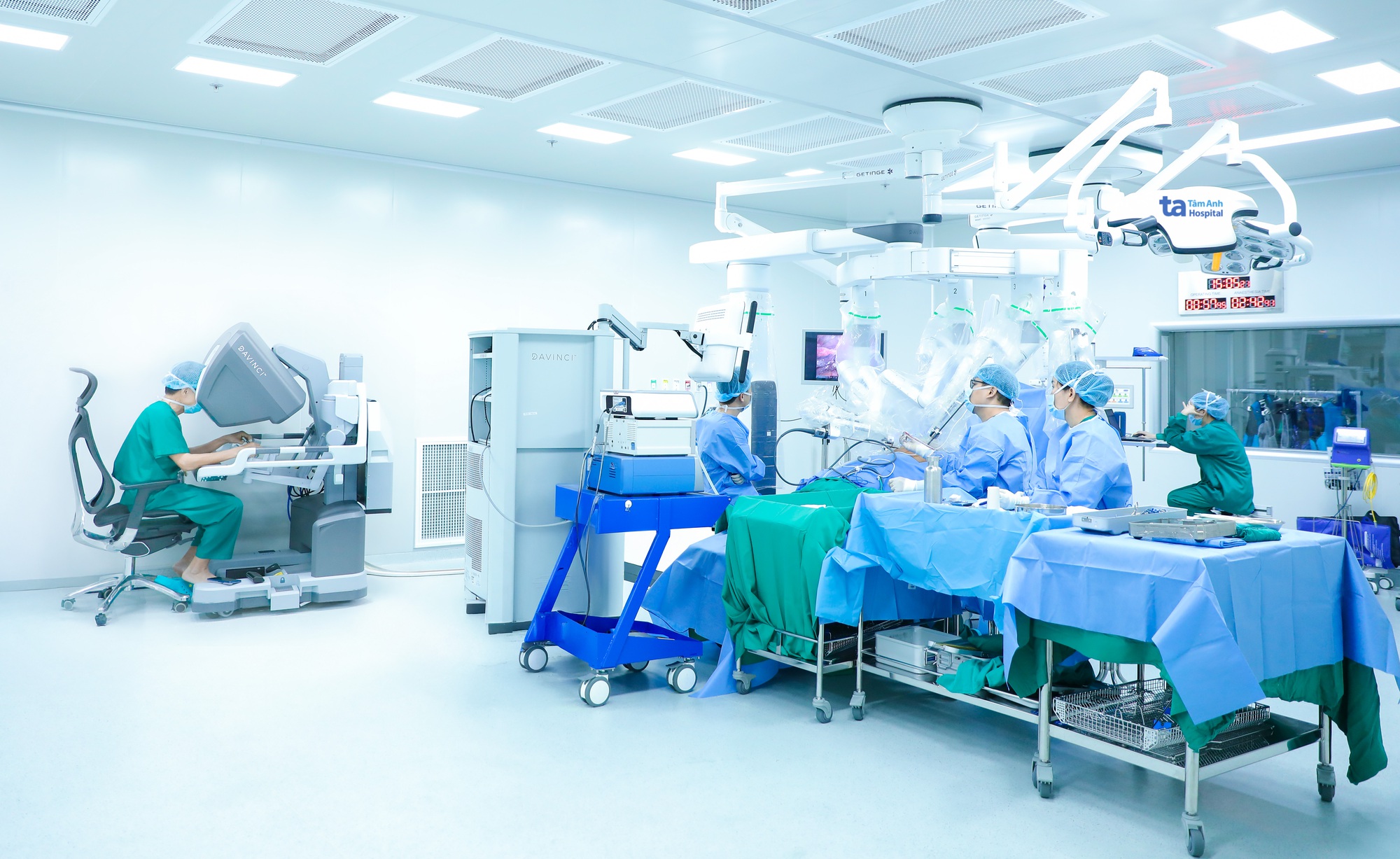 Bệnh viện Tâm Anh liên tiếp ứng dụng thành công siêu robot phẫu thuật- Ảnh 1.