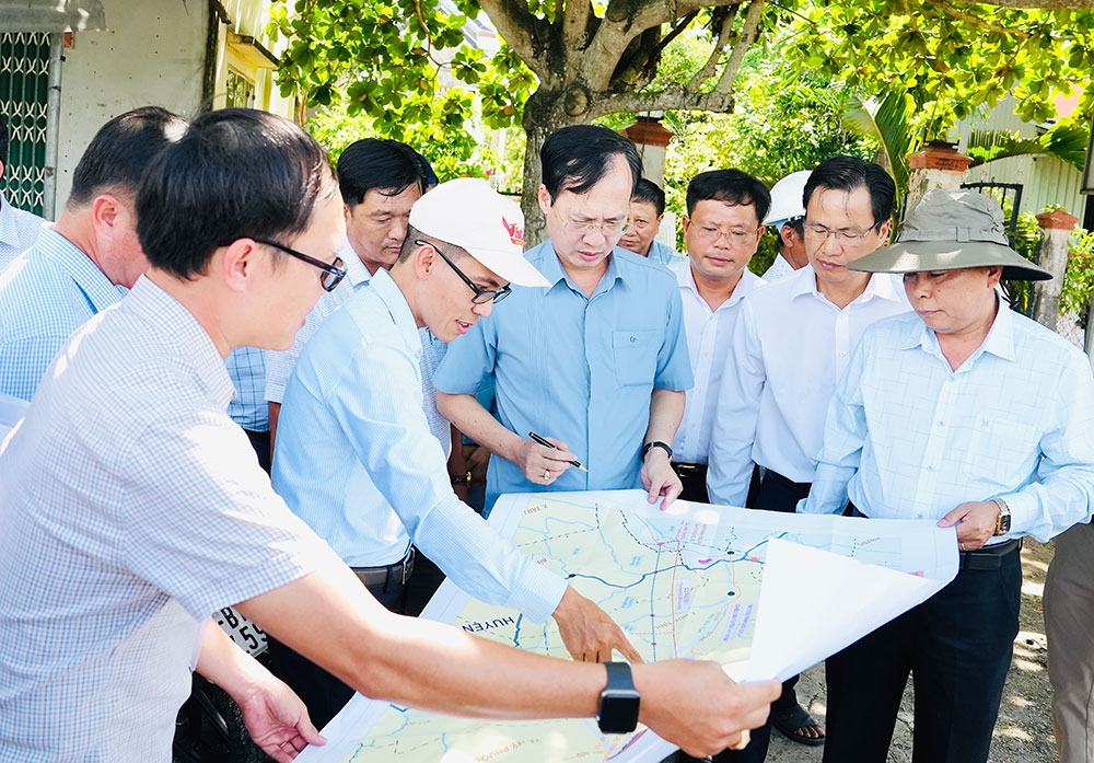Chủ tịch UBND tỉnh Vĩnh Long yêu cầu gỡ 'điểm nghẽn' giải phóng mặt bằng để tăng tốc giải ngân đầu tư công- Ảnh 1.