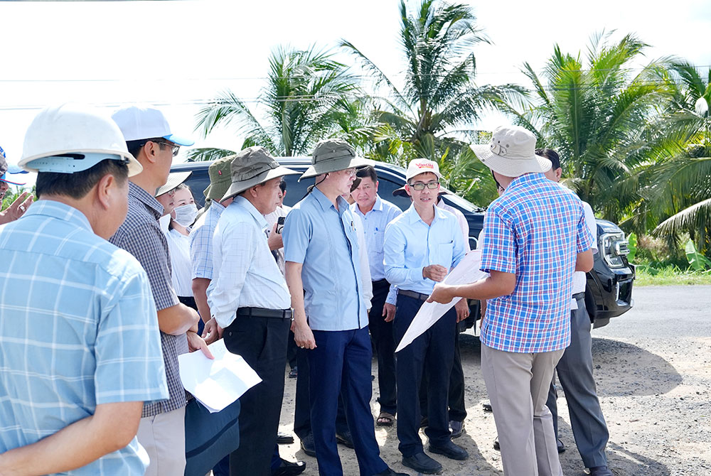 Chủ tịch UBND tỉnh Vĩnh Long yêu cầu gỡ 'điểm nghẽn' giải phóng mặt bằng để tăng tốc giải ngân đầu tư công- Ảnh 2.