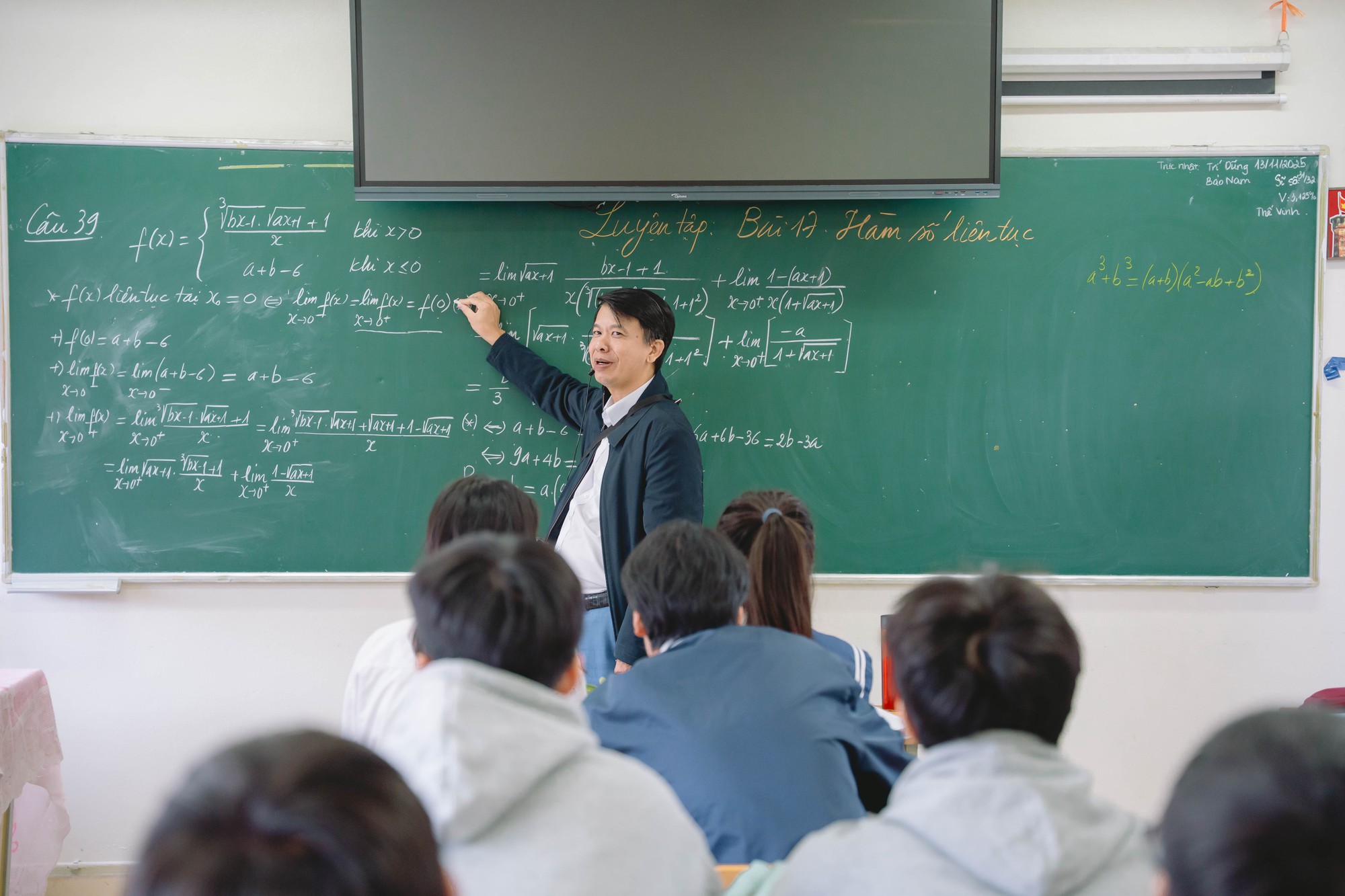 Thí sinh đánh giá đề thi Toán tốt nghiệp 2026 không quá khó- Ảnh 3.