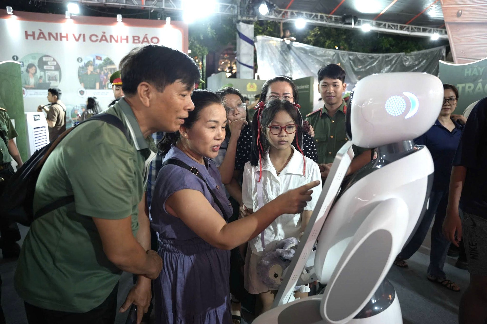 Khai mạc chuỗi sự kiện 'Tổ quốc bình yên'- Ảnh 3. Khai mạc chuỗi sự kiện 'Tổ quốc bình yên'- Ảnh 3.
