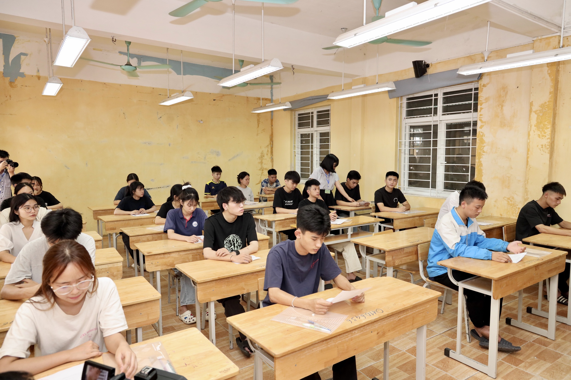27 thí sinh bị đình chỉ thi do vi phạm quy chế sau ngày thi đầu tiên- Ảnh 1.