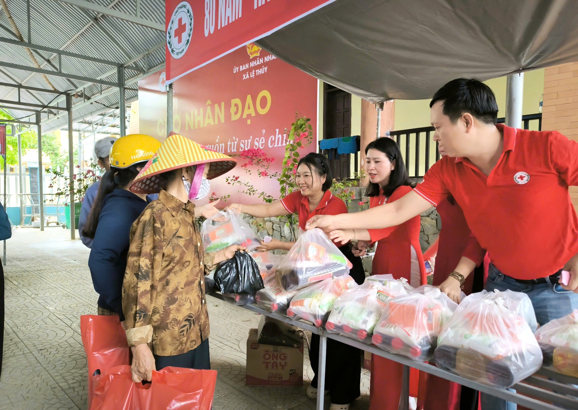 Tháng Nhân đạo năm 2026: Huy động gần 762 tỷ đồng trợ giúp người có hoàn cảnh khó khăn- Ảnh 2. Tháng Nhân đạo năm 2026: Huy động gần 762 tỷ đồng trợ giúp người có hoàn cảnh khó khăn- Ảnh 2.