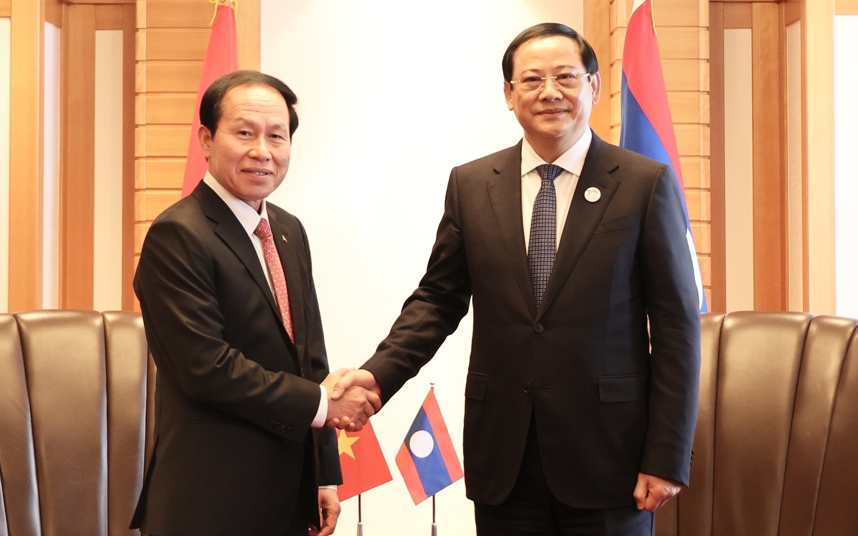 Phó Thủ tướng Lê Tiến Châu gặp Thủ tướng Lào Sonexay Siphandone