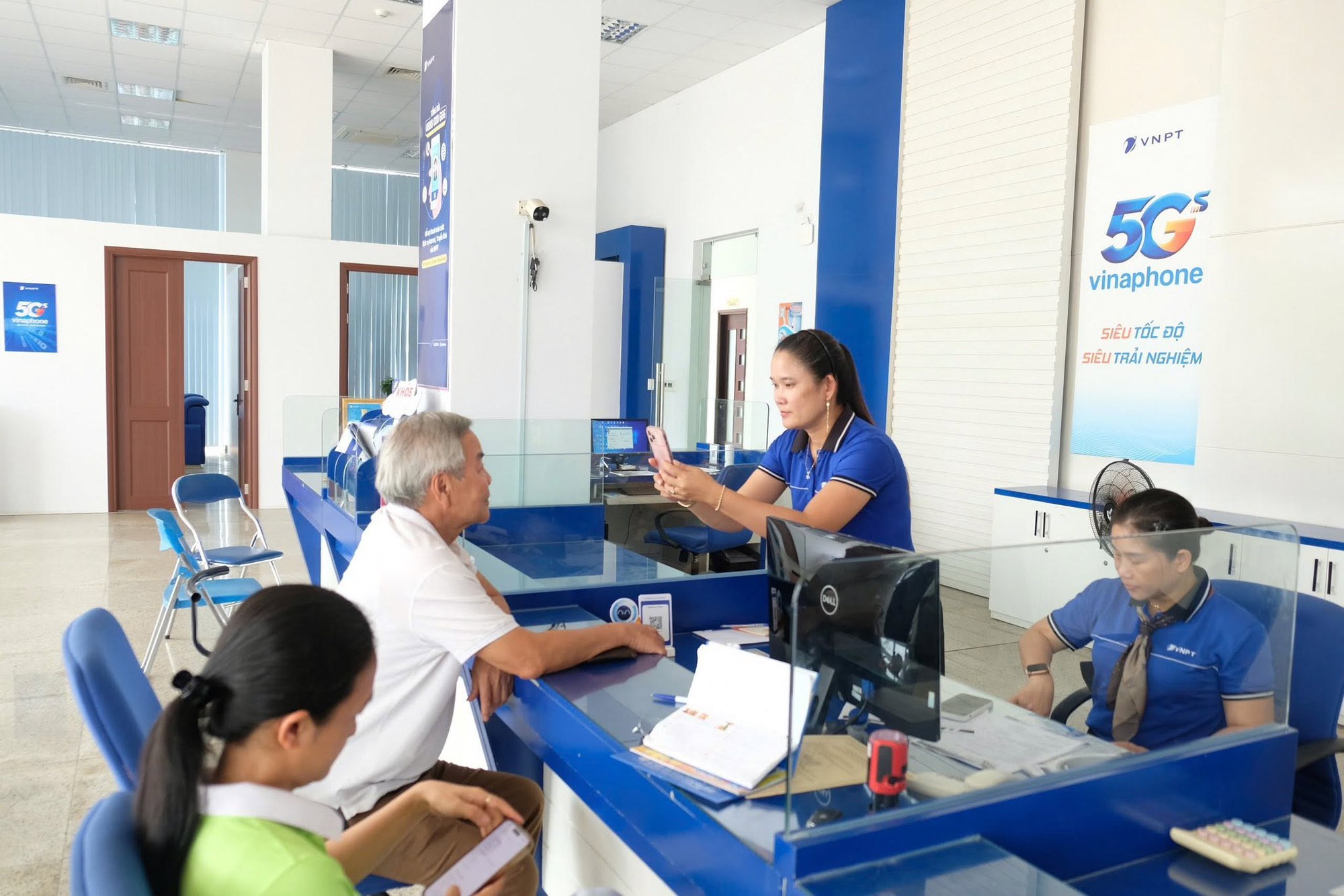 Dốc lực hỗ trợ hàng triệu khách hàng xác thực thông tin thuê bao di động trước giờ 'G'- Ảnh 1. Dốc lực hỗ trợ hàng triệu khách hàng xác thực thông tin thuê bao di động trước giờ 'G'- Ảnh 1.