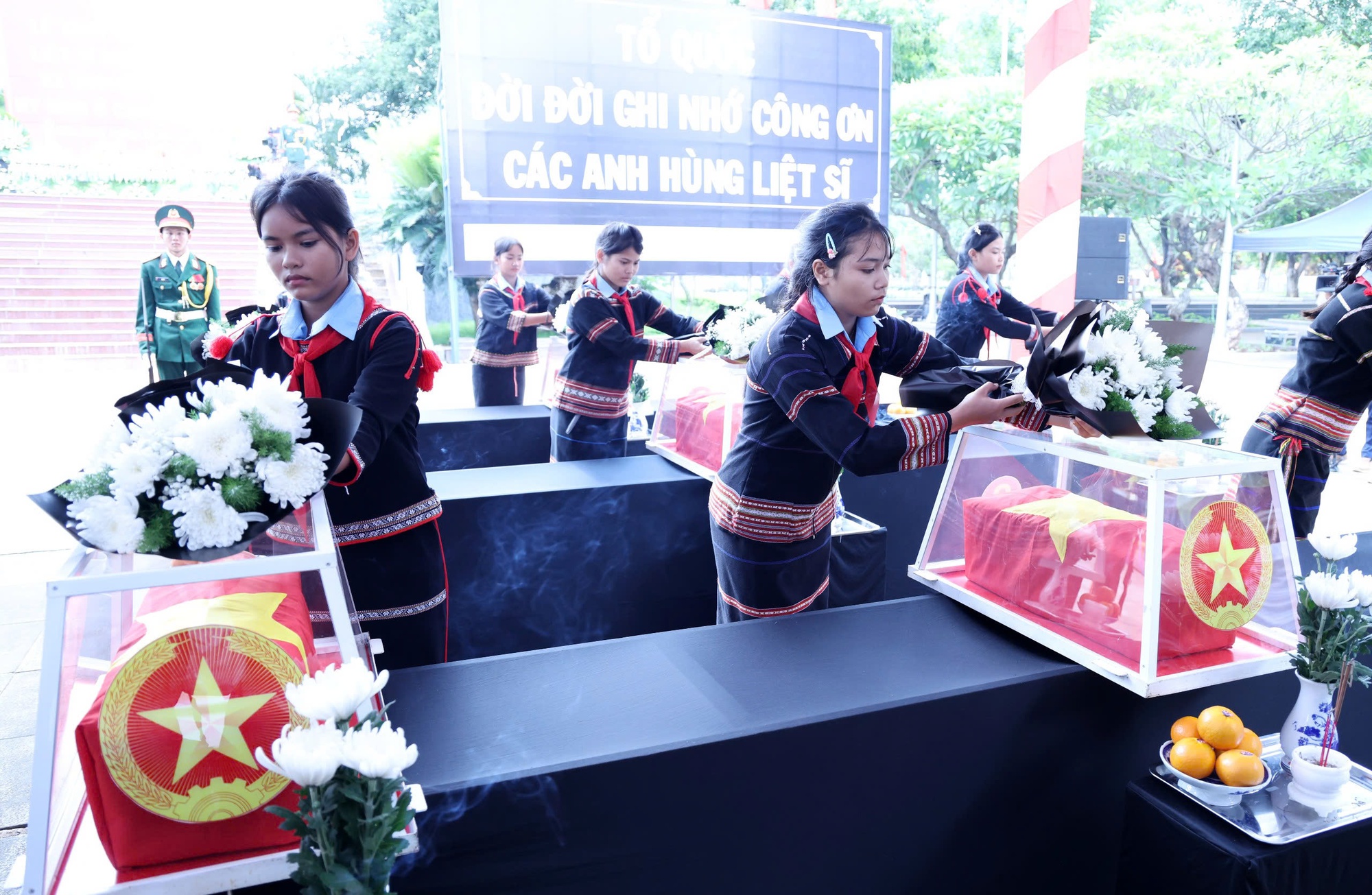 Phó Thủ tướng Hồ Quốc Dũng dự Lễ truy điệu, an táng hài cốt liệt sĩ tại xã Đức Cơ, Gia Lai- Ảnh 3. Phó Thủ tướng Hồ Quốc Dũng dự Lễ truy điệu, an táng hài cốt liệt sĩ tại xã Đức Cơ, Gia Lai- Ảnh 3.