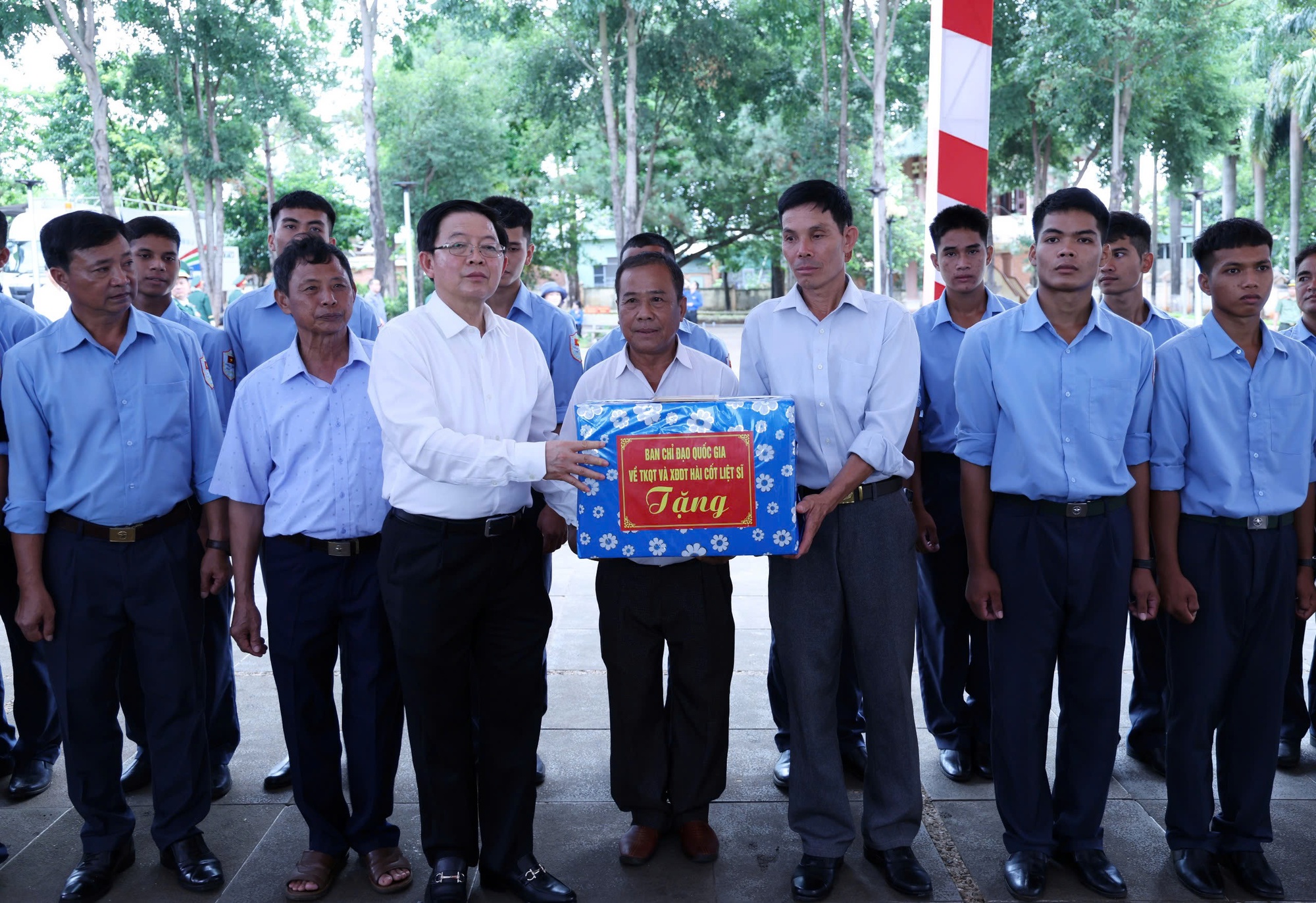 Phó Thủ tướng Hồ Quốc Dũng dự Lễ truy điệu, an táng hài cốt liệt sĩ tại xã Đức Cơ, Gia Lai- Ảnh 8. Phó Thủ tướng Hồ Quốc Dũng dự Lễ truy điệu, an táng hài cốt liệt sĩ tại xã Đức Cơ, Gia Lai- Ảnh 8.