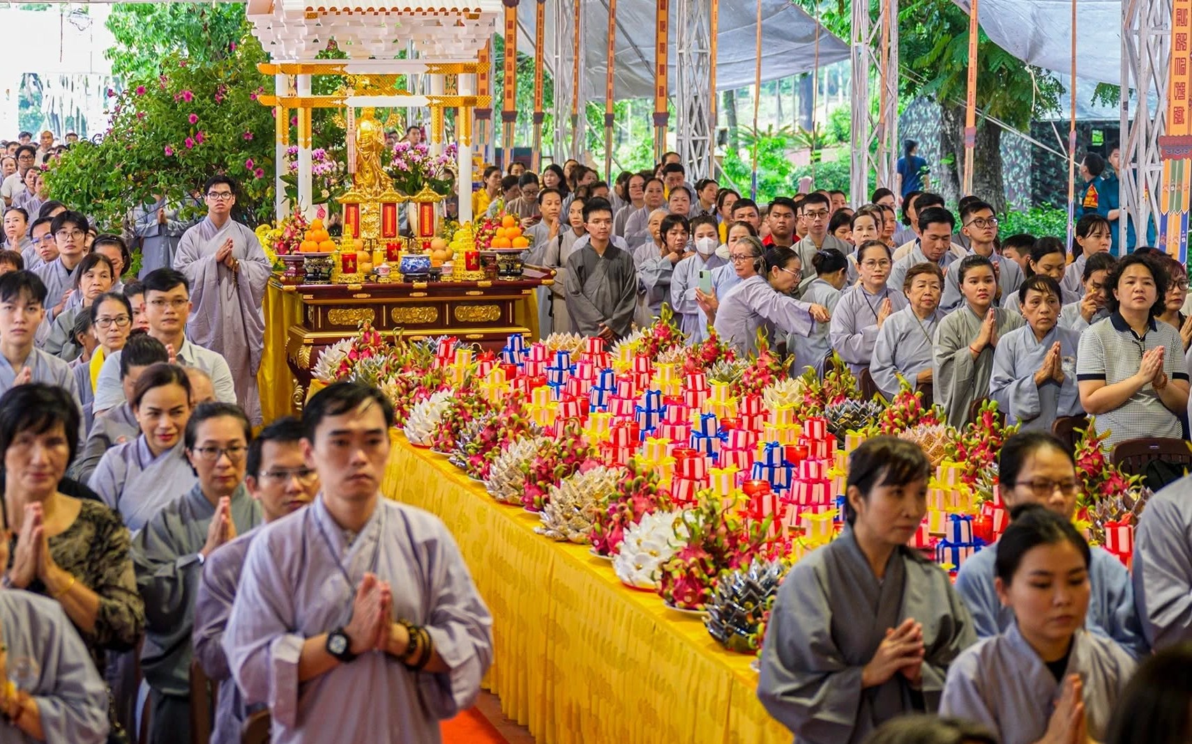 Lễ tưởng niệm, cầu siêu các anh hùng liệt sĩ tại Công viên Lê Thị Riêng